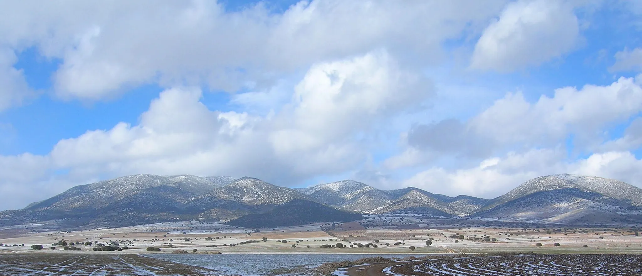 Photo showing: Macizo montañoso de Revolcadores, cumbre de la región de Murcia (2027 m). Se integra en el municipio de Moratalla; aquí se ve la cara sur, poco antes de llegar a Cañada de la Cruz. Fotografía propia, DP.