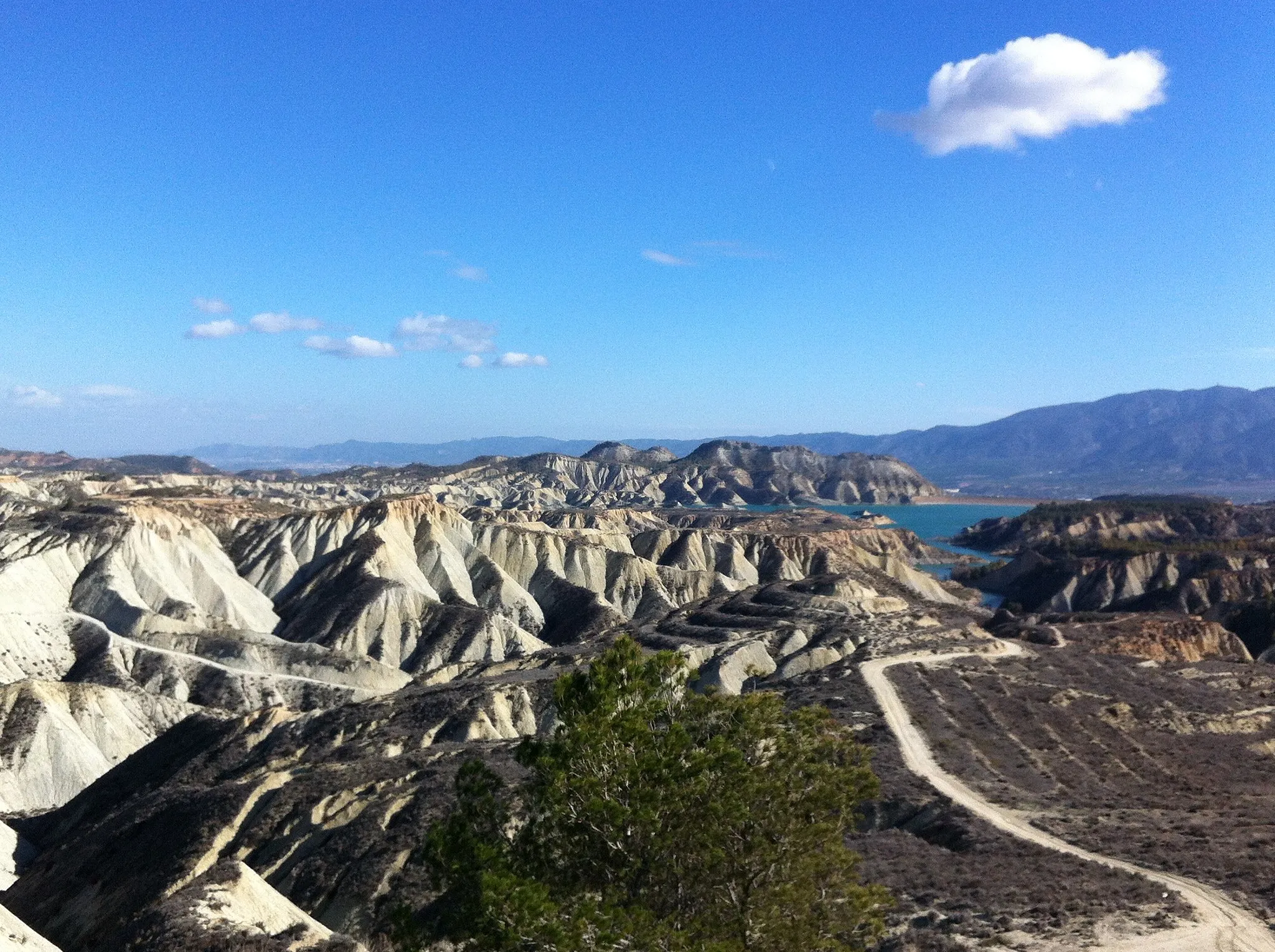 Photo showing: Vista del paraje de los Barrancos de Gebas (espacio protegido), con el embalse de la Rambla de Algeciras al fondo (Región de Murcia, España).