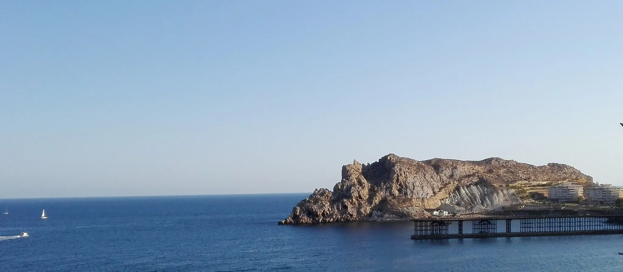 Photo showing: Inaugurado el 18 de agosto de 1903 y construido bajo la dirección de Gustavo Gillman, recibe su nombre de la bahía en donde está situado (Bahía del Hornillo, Águilas). Fue un antiguo cargadero de mineral hasta mediados del siglo XX.