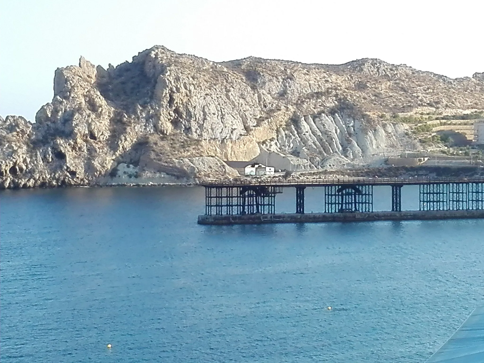 Photo showing: Inaugurado el 18 de agosto de 1903 y construido bajo la dirección de Gustavo Gillman, recibe su nombre de la bahía en donde está situado (Bahía del Hornillo, Águilas). Fue un antiguo cargadero de mineral hasta mediados del siglo XX.