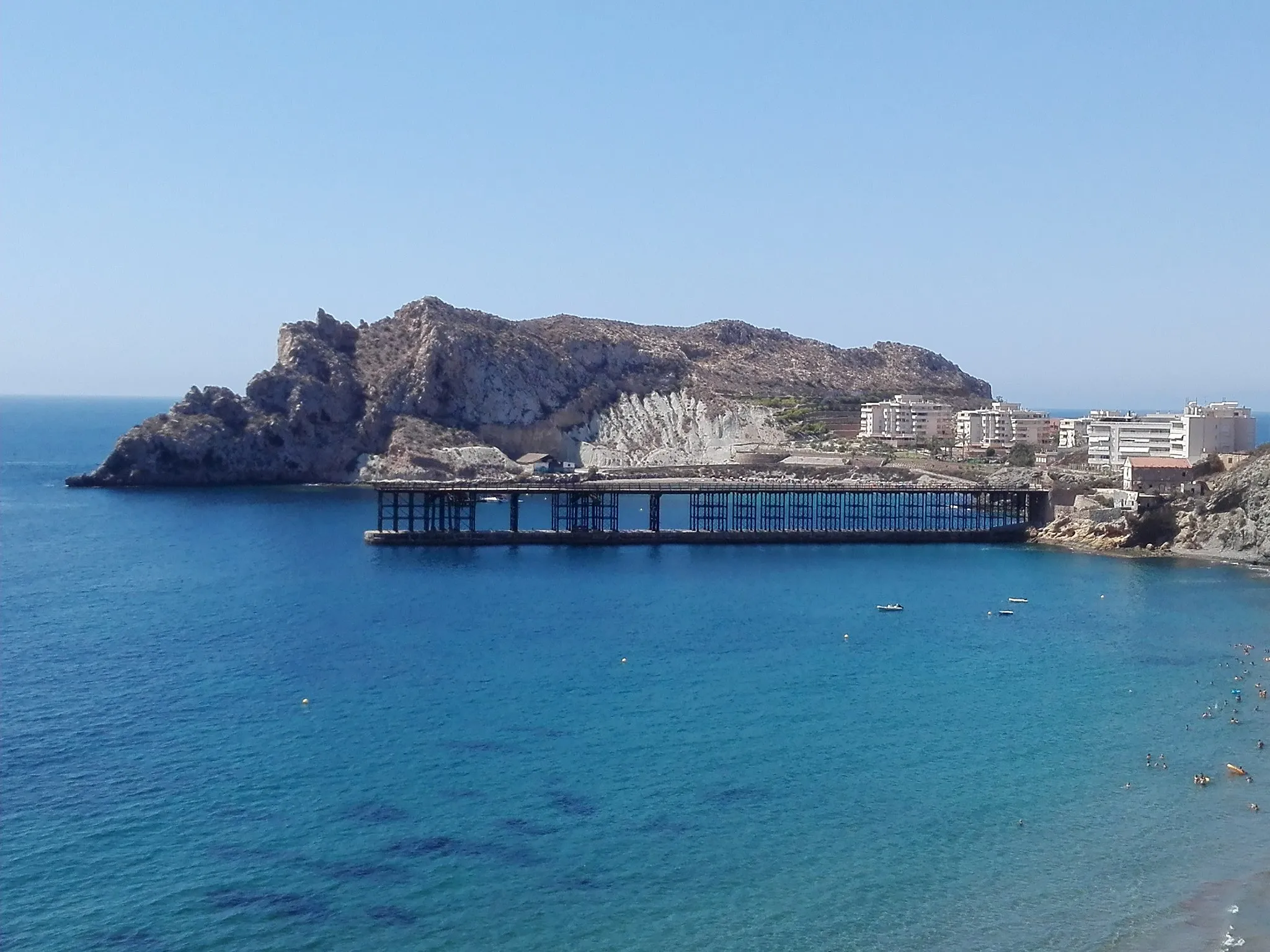 Photo showing: Inaugurado el 18 de agosto de 1903 y construido bajo la dirección de Gustavo Gillman, recibe su nombre de la bahía en donde está situado (Bahía del Hornillo, Águilas). Fue un antiguo cargadero de mineral hasta mediados del siglo XX.