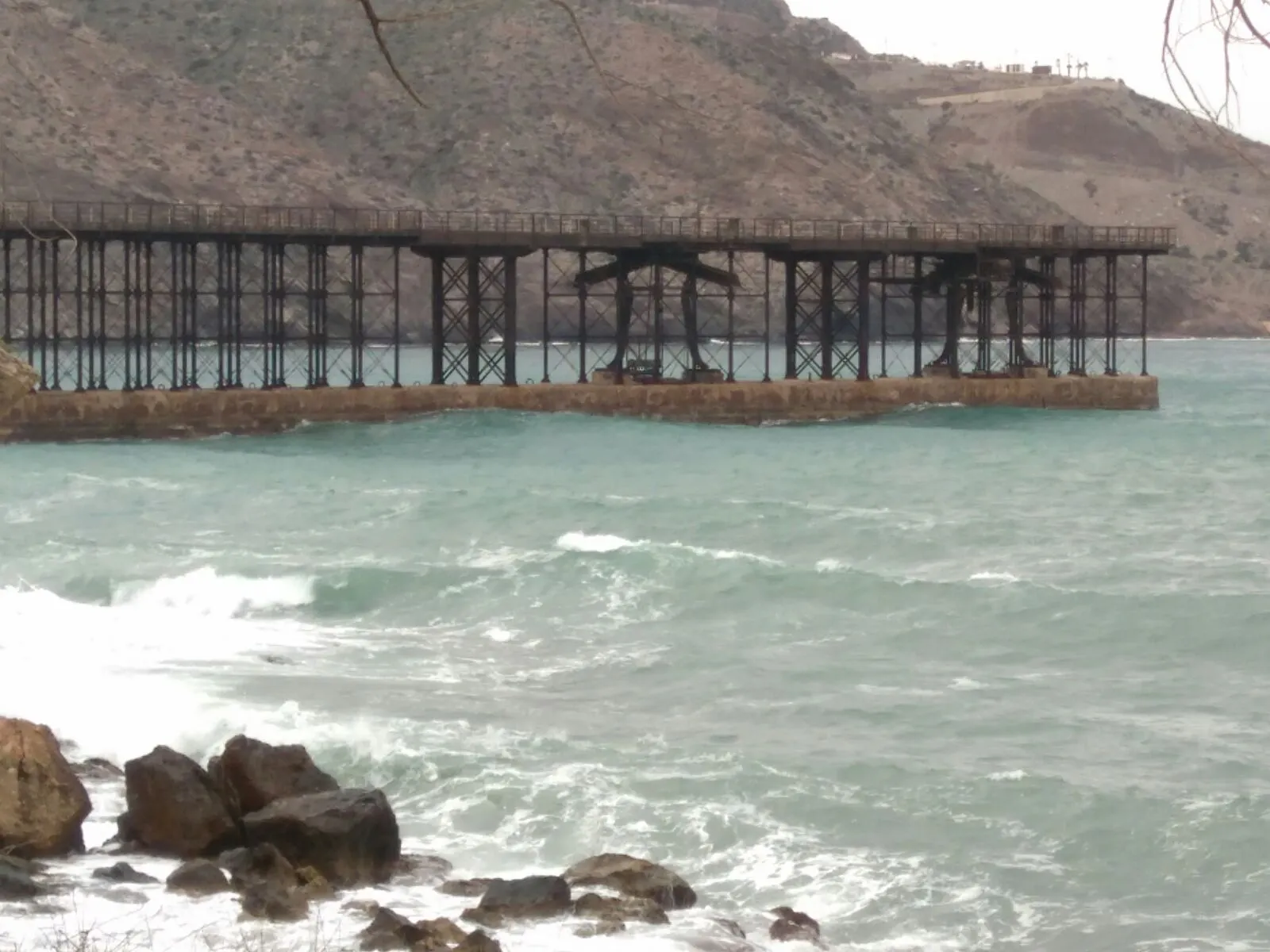 Photo showing: El Embarcadero del Hornillo visto desde la playa.