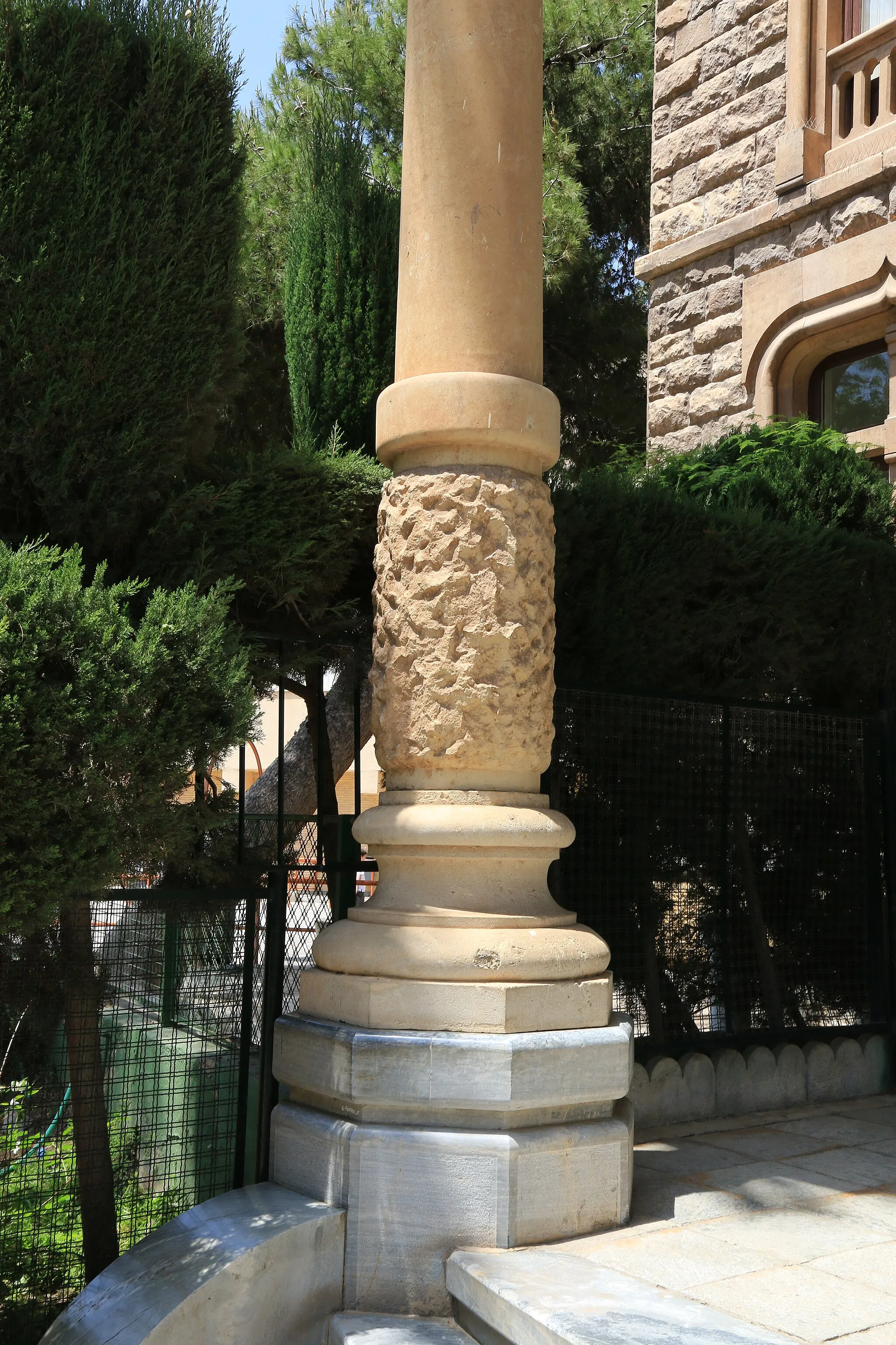 Photo showing: Pillar of Zapeta House in Cartagena in Spain.