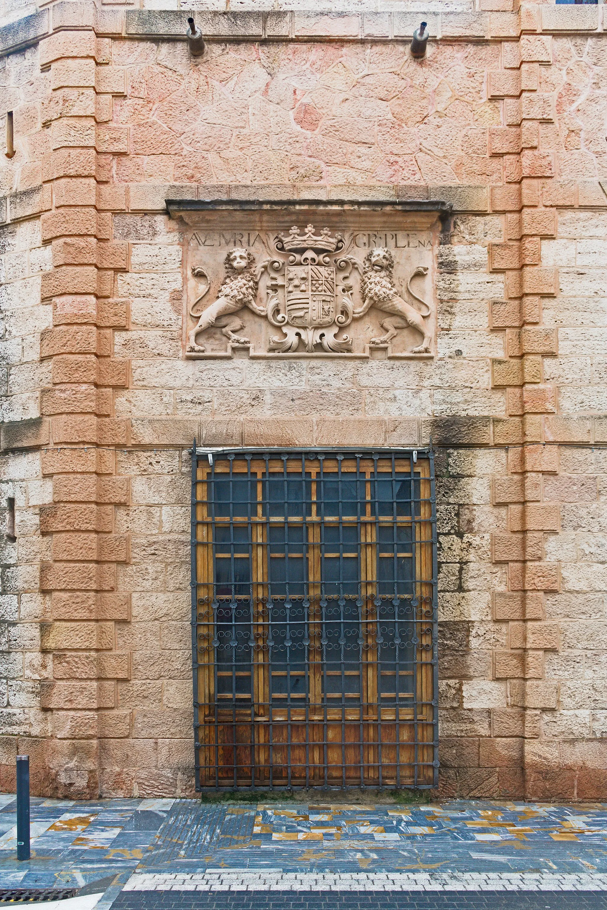 Photo showing: Right door on the western side, Palacio de los Condes de San Julián, Lorca