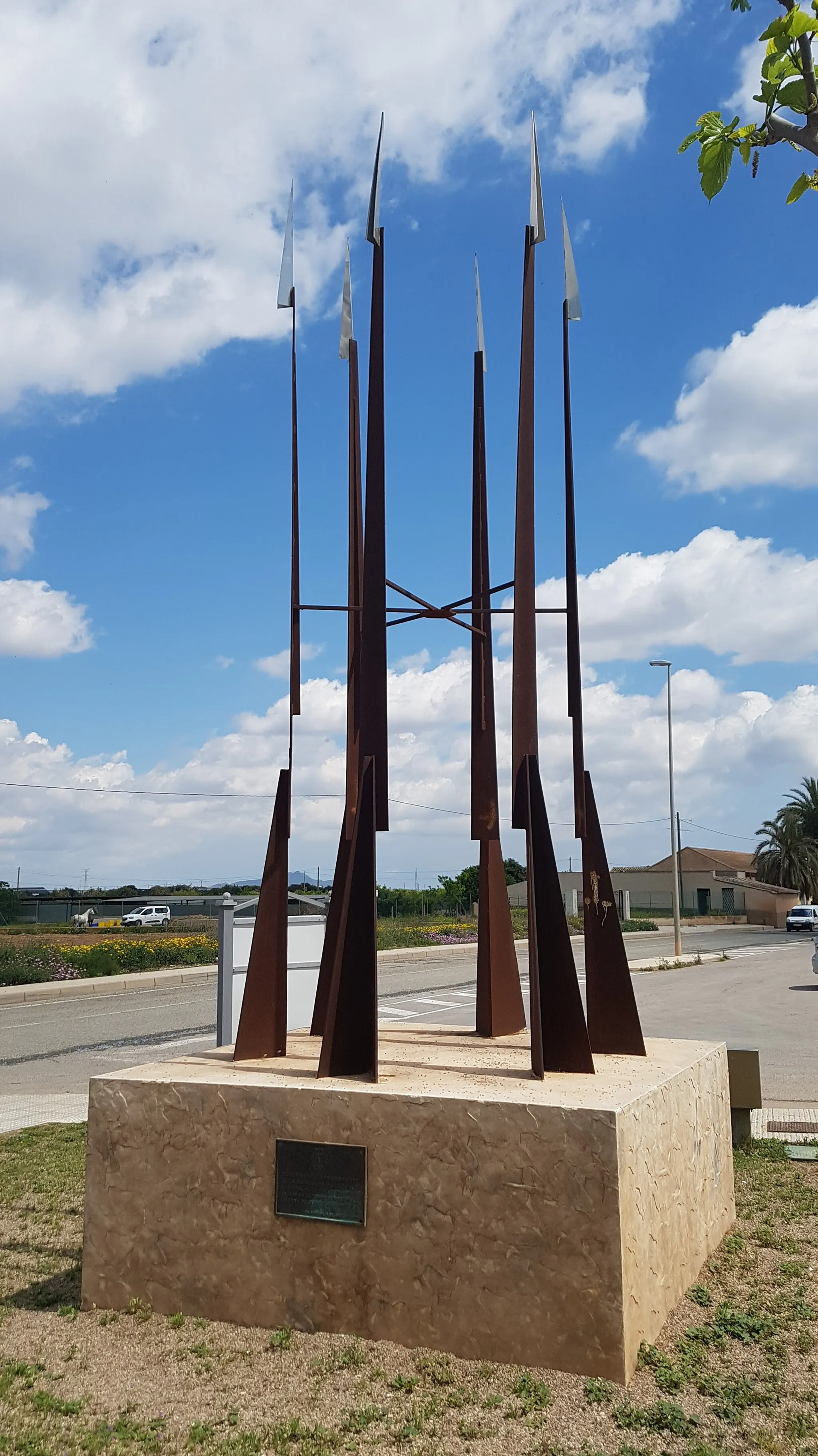 Photo showing: The memorial of the Battle of El Albujón, erected in the town of the same name in 2006 by the sculptor Pedro José García Andreo. The work, made of weathering steel and stainless steel, was commissioned by the City Council of Cartagena and the Neighborhood Association of El Albujón, and consists of six muskets with bayonets attached to their muzzles.