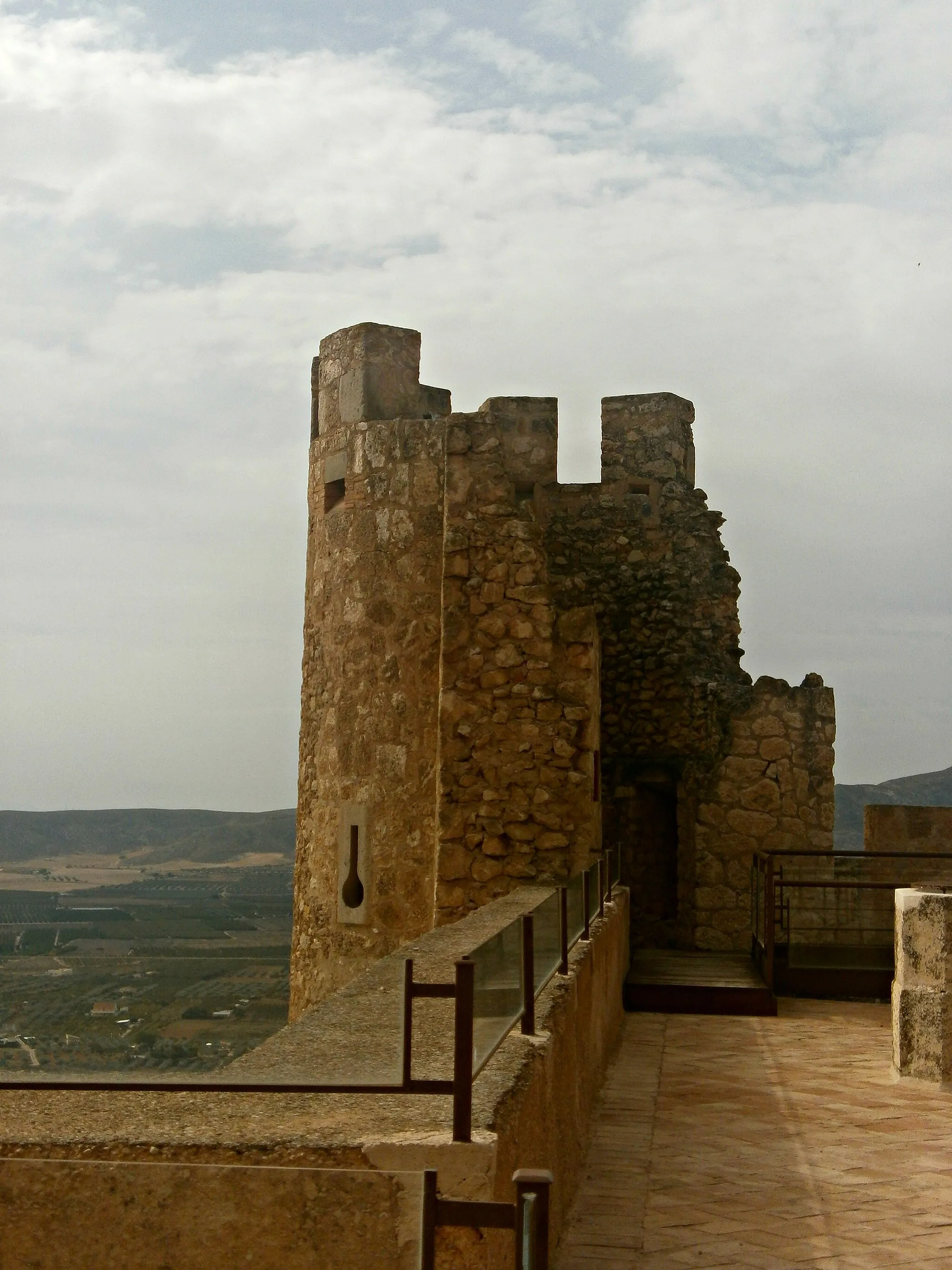 Photo showing: En la imagen podemos apreciar una de las torres del Castillo de Jumilla