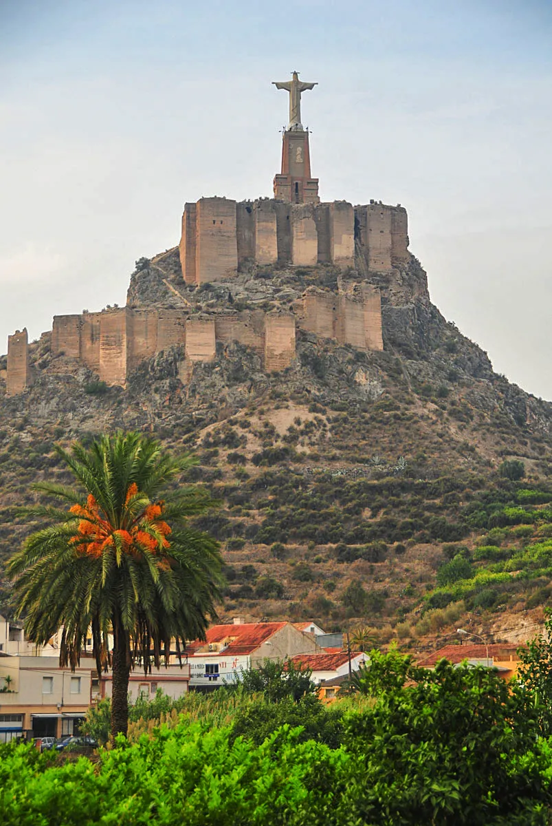 Photo showing: Castillo árabe de Monteagudo. El cristo fue añadido tras la guerra civil, antes existía otro que fue destruido. Tomada desde el pueblo de Monteagudo.