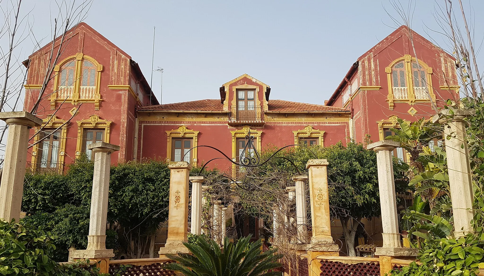 Photo showing: Garden and facade of Villa Esperanza, a mansion located in the Barrio de Peral of Cartagena (Spain). The building was built in 1902 possibly by the architect Francisco de Paula Oliver Rolandi, commissioned by the businessman Sandalio Alcantud Oliver.