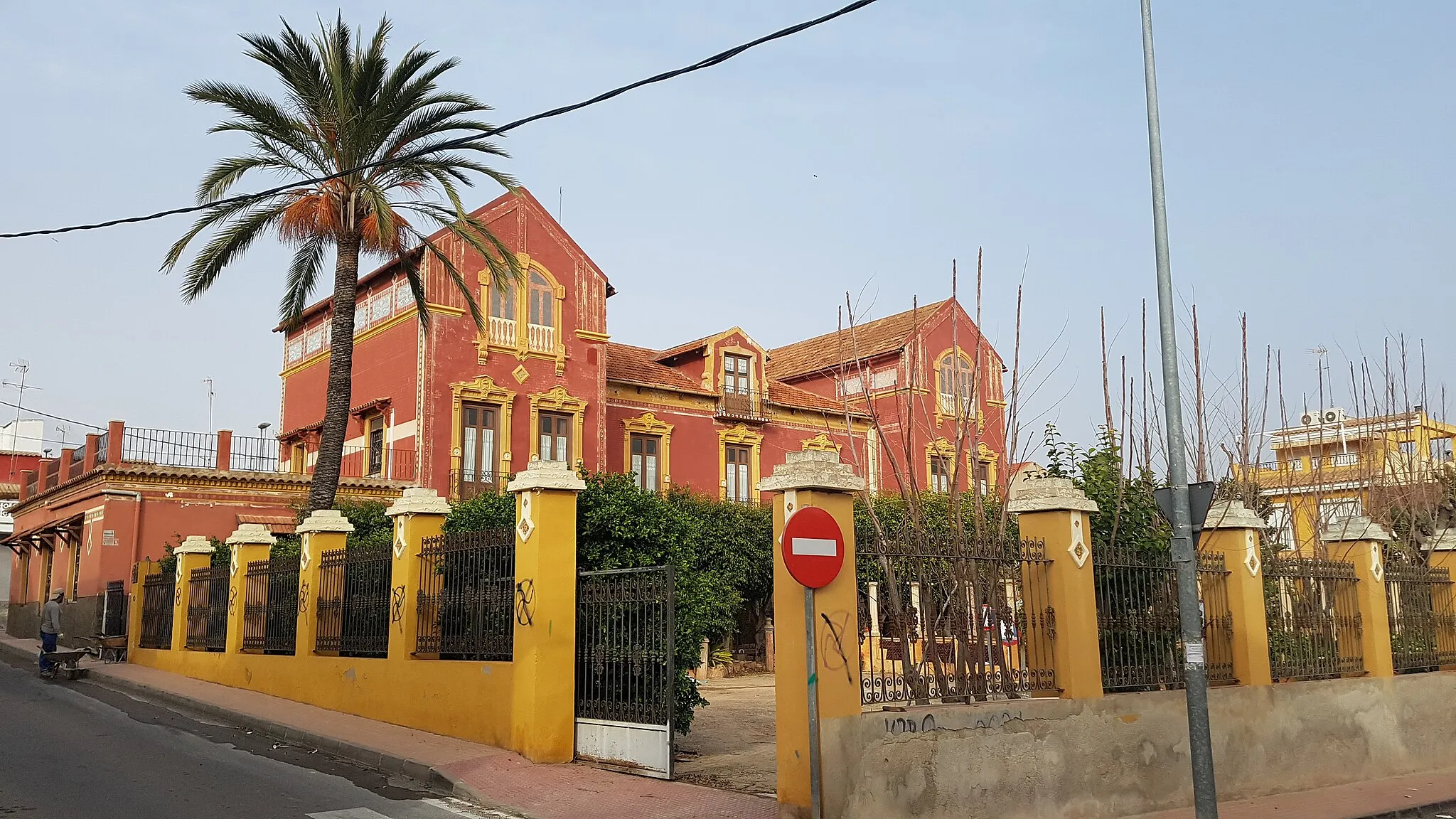 Photo showing: Fence and facade of Villa Esperanza, a mansion located in the Barrio de Peral of Cartagena (Spain). The building was built in 1902 possibly by the architect Francisco de Paula Oliver Rolandi, commissioned by the businessman Sandalio Alcantud Oliver.