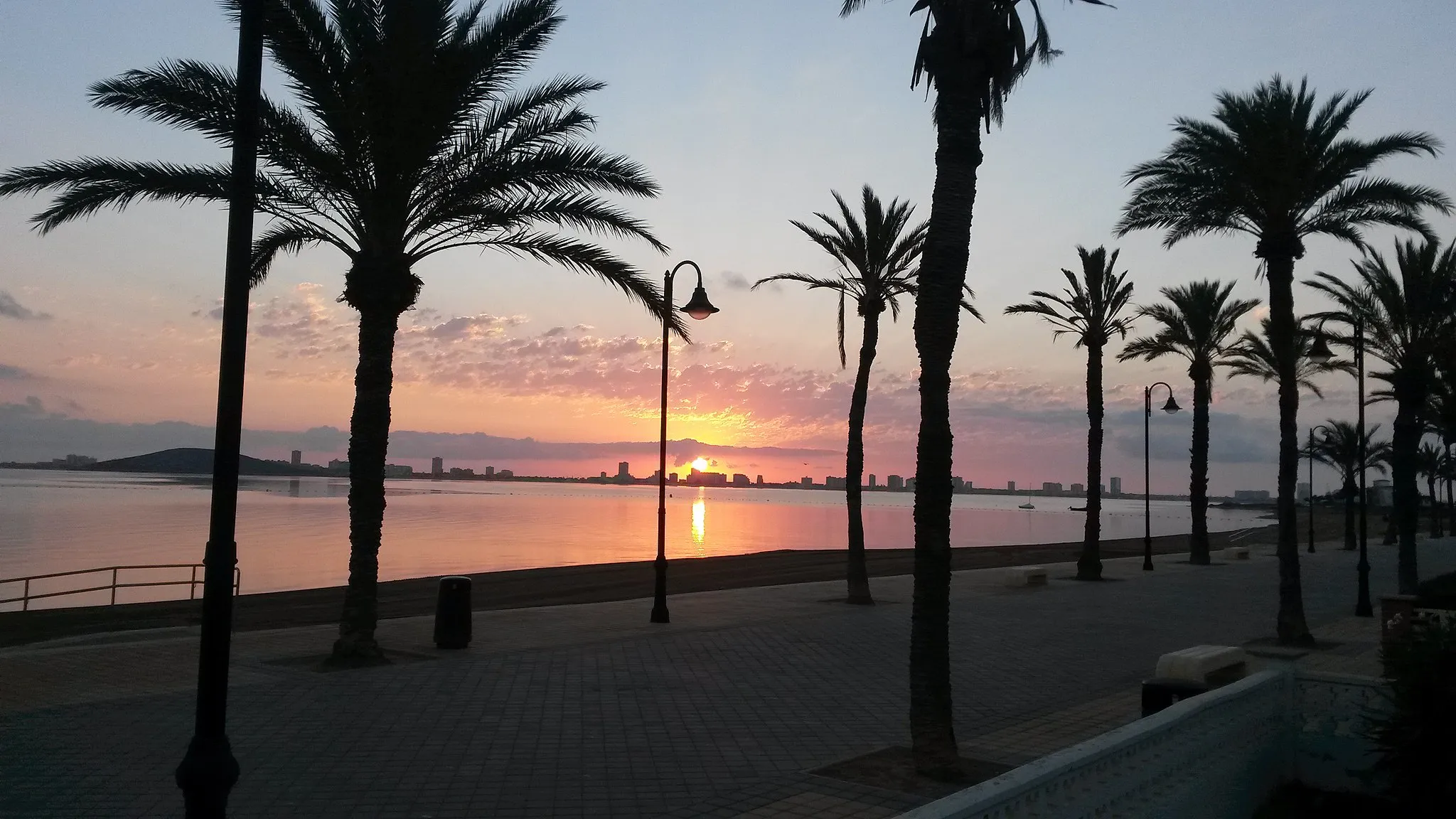 Photo showing: Amanecer en el Mar Menor. Cartagena, España