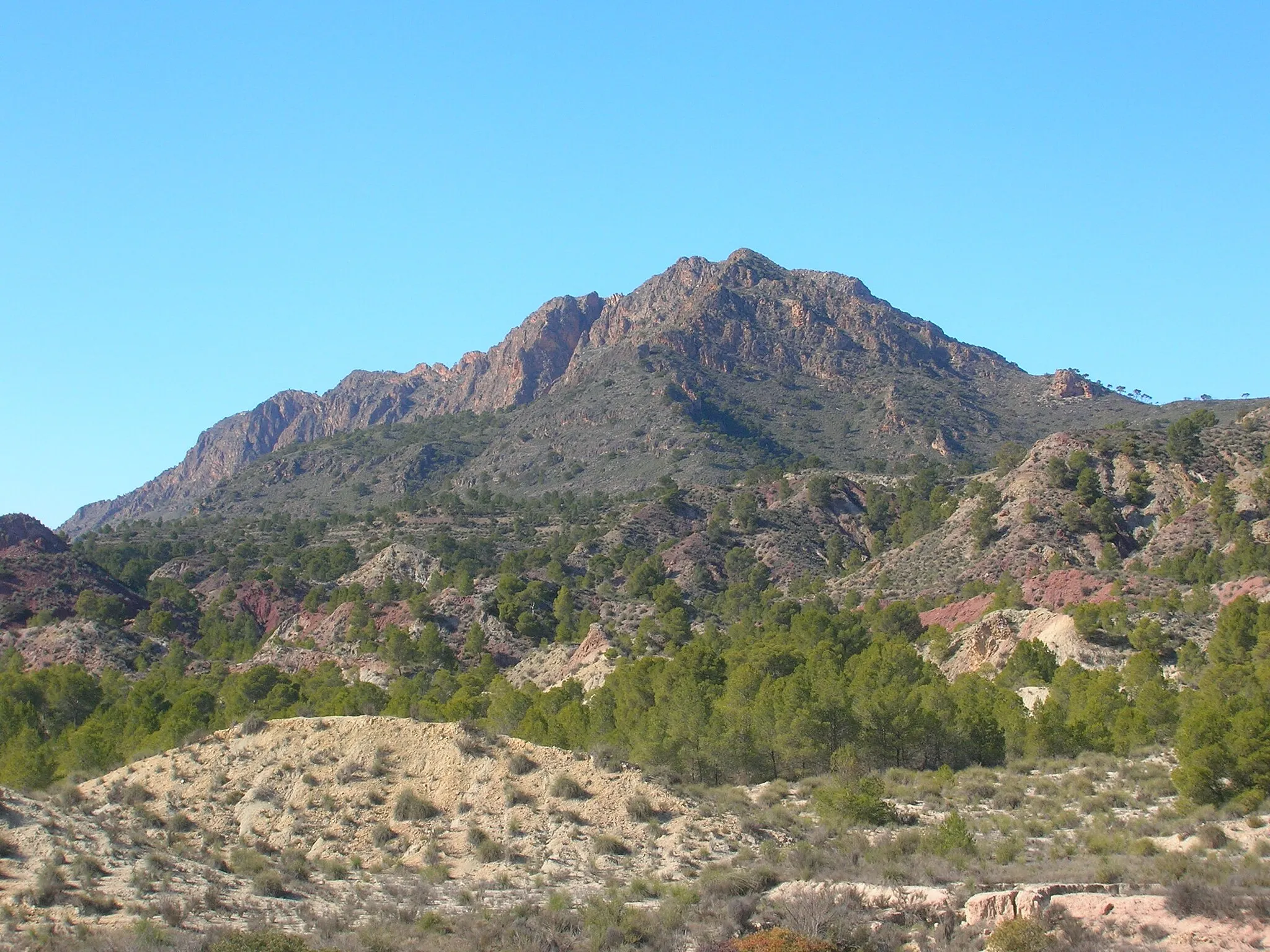 Photo showing: Sierra del Molino (cara SE), en Calasparra, Murcia, España, desde el embalse de Alfonso XIII, en febrero de 2006.