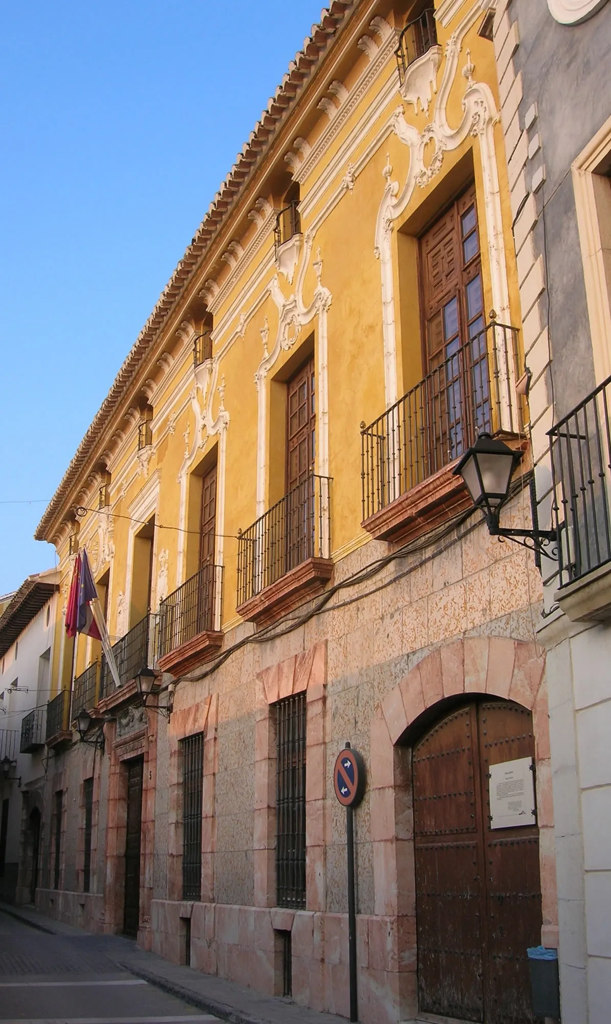 Photo showing: Casa Jaspe, siglos XVIII-XIX, Cehegín, Murcia, España. Es la actual (2006) sede del Ayuntamiento. Es un edificio de estilo barroco con mármoles jaspeados de las canteras locales. / Casa Jaspe, 18th-19th century, at present the town hall in Cehegin, Murcia. Own picture, given to PD.