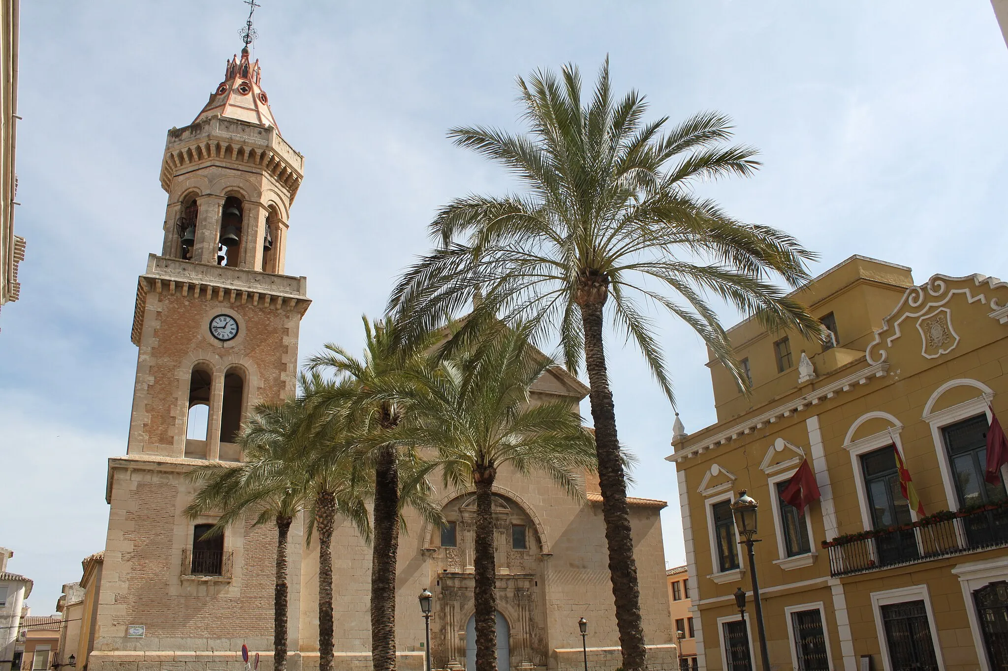 Photo showing: Imagen de la Basílica de la Asunción de Cieza (Región de Murcia, España) con el ayuntamiento de la ciudad a mano derecha.