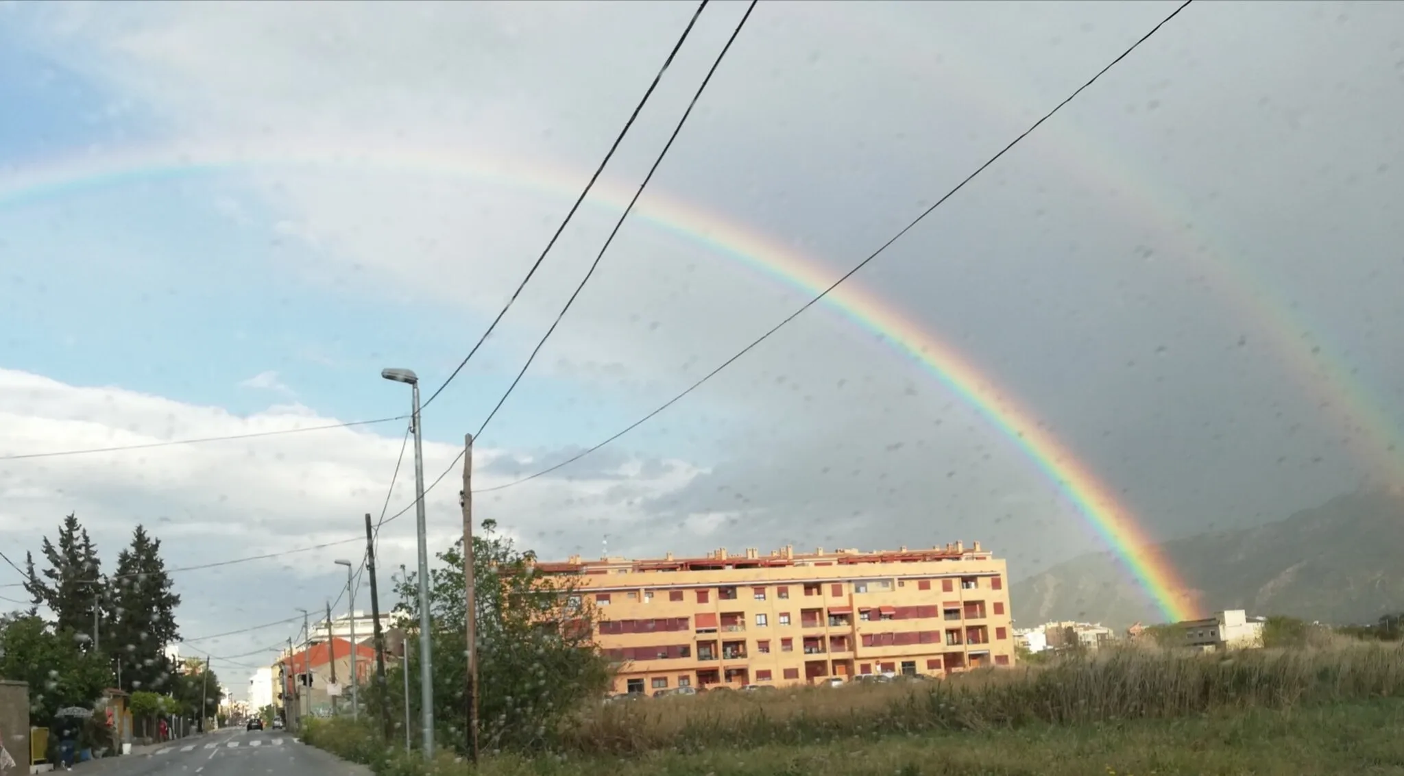 Photo showing: Arcoíris: Banda luminosa con forma de arco que presenta los colores del espectro solar y aparece a veces en el cielo, debido a la refracción y reflexión de la luz del sol en las gotas de lluvia.