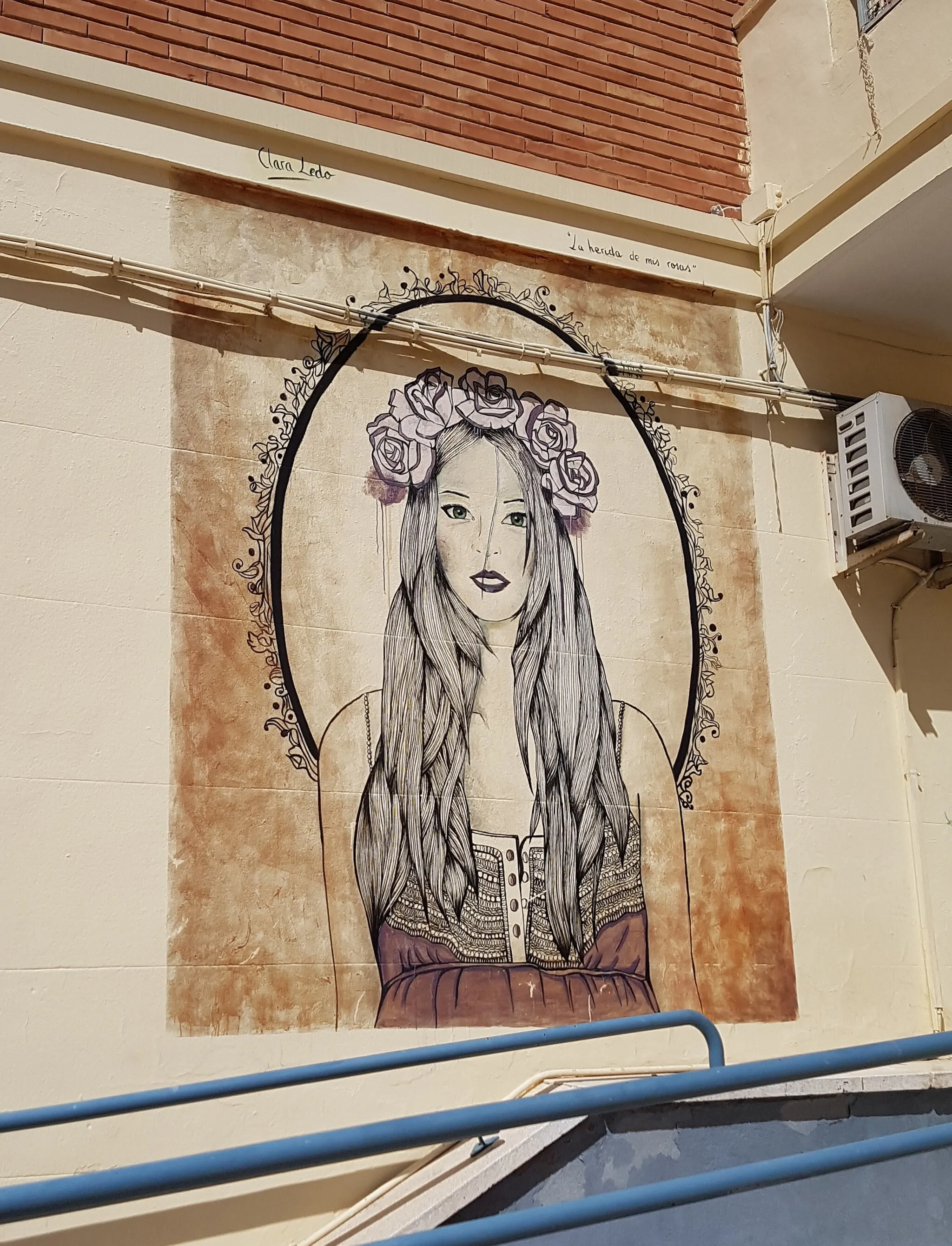 Photo showing: La herida de mis rosas (The wound of my roses), a mural created by the artist Clara Ledo on the facade of the IES Isaac Peral in Cartagena (Spain), during the "Pinta un cole nuevo" initiative in 2017.