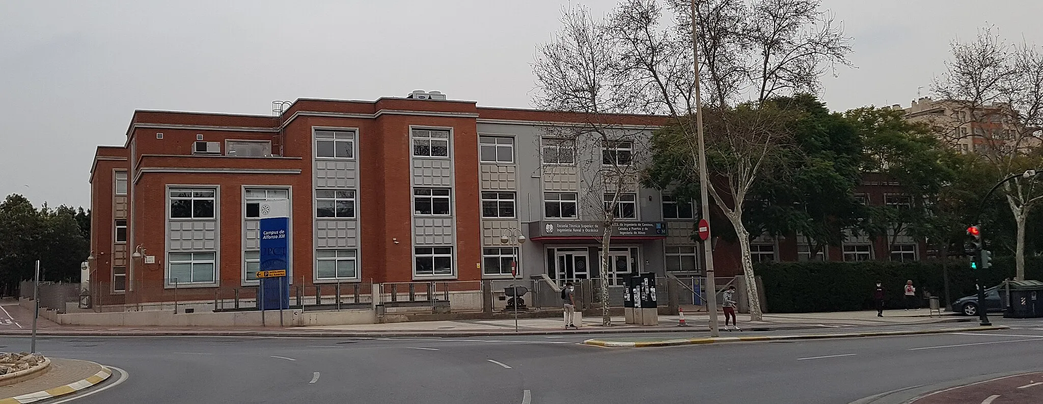 Photo showing: Facade of the building of the Universidad Politécnica de Cartagena (UPCT) that houses two educative centers: the Higher Technical School of Naval and Oceanic Engineering, and the Higher Technical School of Engineering of Roads, Channels and Ports and of Mining Engineering. The first was created in 2003, while the birth of the second took place in 1996 as part of the University of Murcia in Cartagena, and it was integrated into the UPCT when it was founded in 1998.