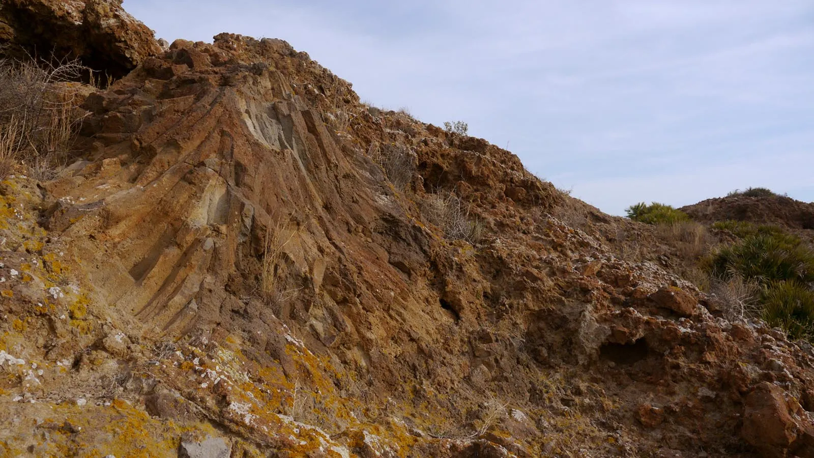 Photo showing: Disyunciones columnares en el volcán de El Carmolí, Cartagena (España)