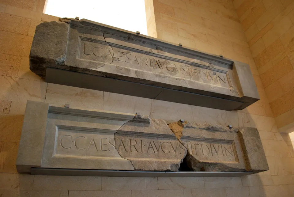 Photo showing: Lintels of Gaius and Lucius Caesar, from the Roman theatre of Cartagena. Museum of the Roman Theatre of Cartagena.