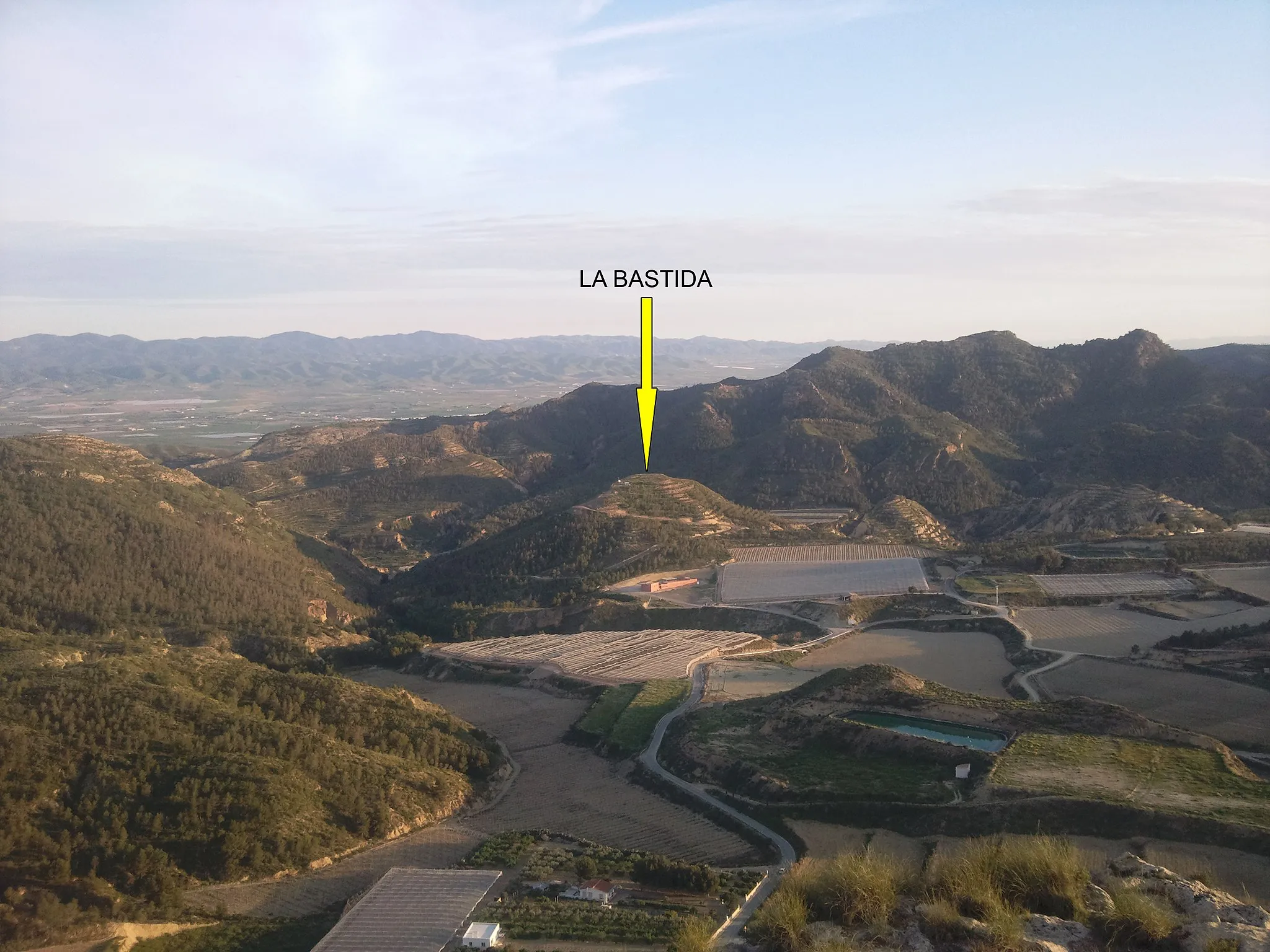 Photo showing: Vistas de la cara norte de La Bastida desde la Serrecica (2010)