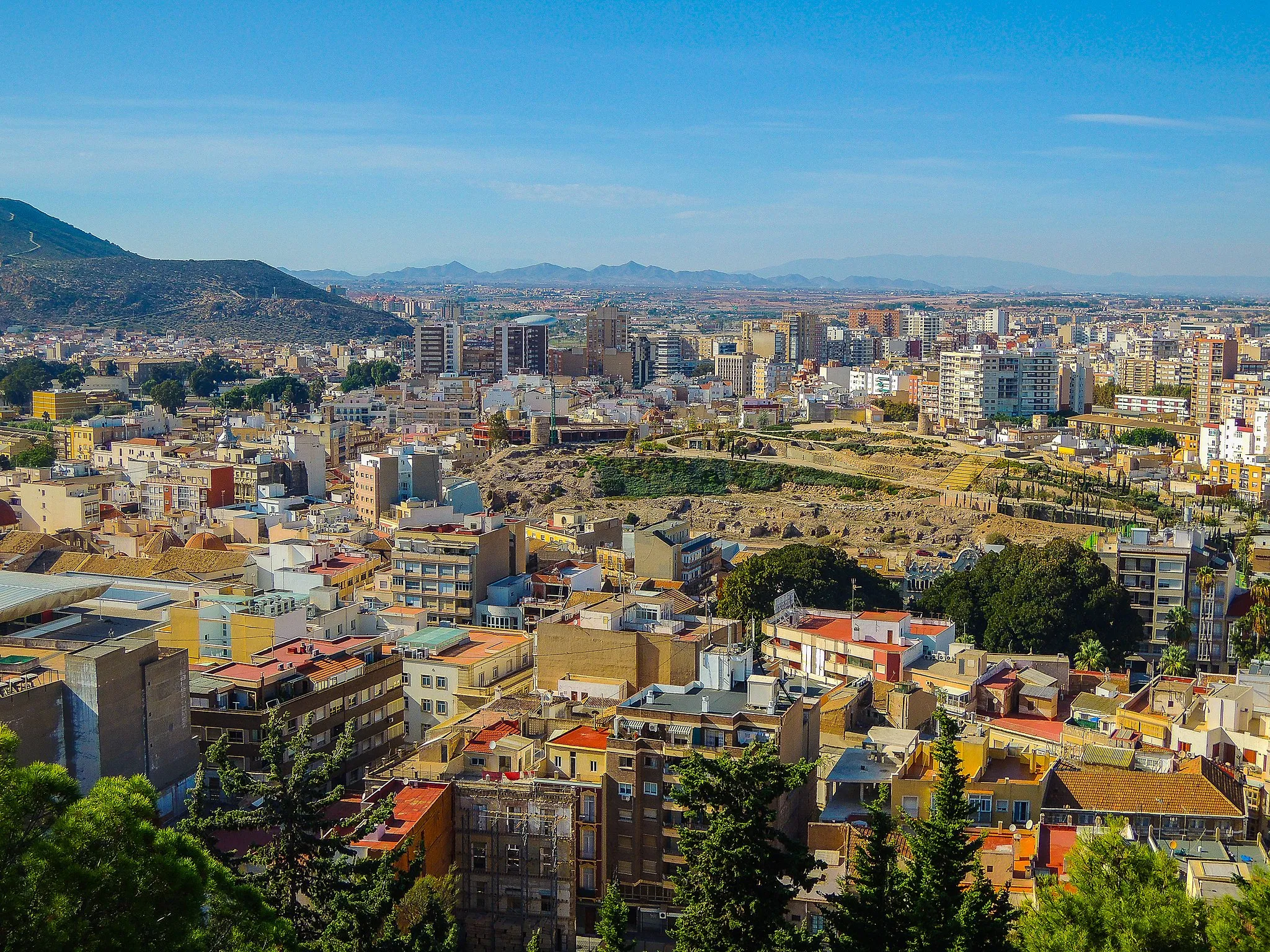 Photo showing: View of the Spanish city of Cartagena (Region of Murcia) from the viewpoint of Concepción Castle. In the center of the image the Molinete Hill Archaeological Park is seen.