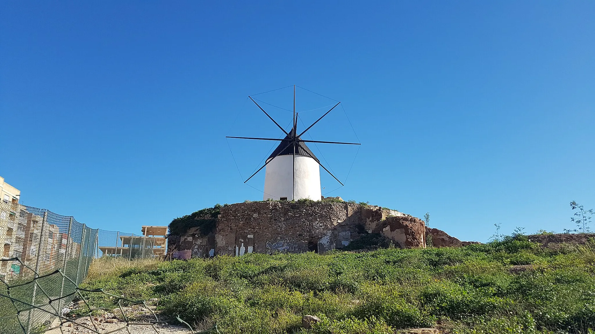 Photo showing: The windmill-house of Monte Sacro was built on one of the foundational hills of Cartagena (Spain) at the beginning of the 19th century, with the objective of supplying flour to the city in anticipation of a French siege during the Peninsular War. It was used as a dwelling until the end of the 20th century, and restored in 2019.