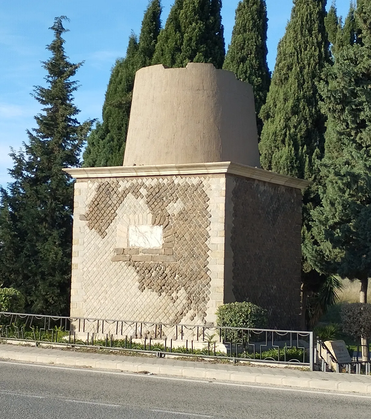Photo showing: The Torre Ciega, a sepulchral monument from the 1st century BC located on the outskirts of the ancient Roman city of Carthago Nova (Cartagena, Spain).