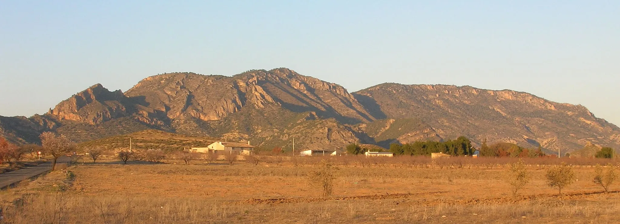 Photo showing: Sierra del Oro, en Cieza, Murcia, España. Cara sur, desde el enlace de las carreteras de Cieza a Mula y de la carretera de Ricote. Febrero de 2006.