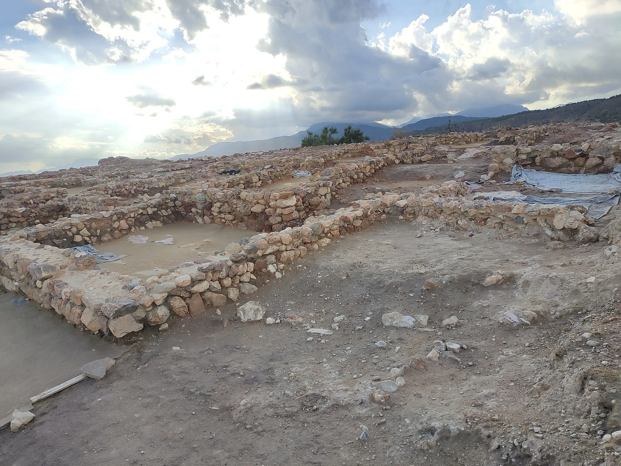 Photo showing: Se trata de un asentamiento en altura que fue ocupado entre los siglos VIII y X. Destaca su zona fortificada o alcazaba con su muralla perimetral y torres defensivas, esto en su lado sur mientras que en el norte destaca una muralla para defender el lado débil del cerro. Entre estos dos elemento nos encontramos el poblado en si.