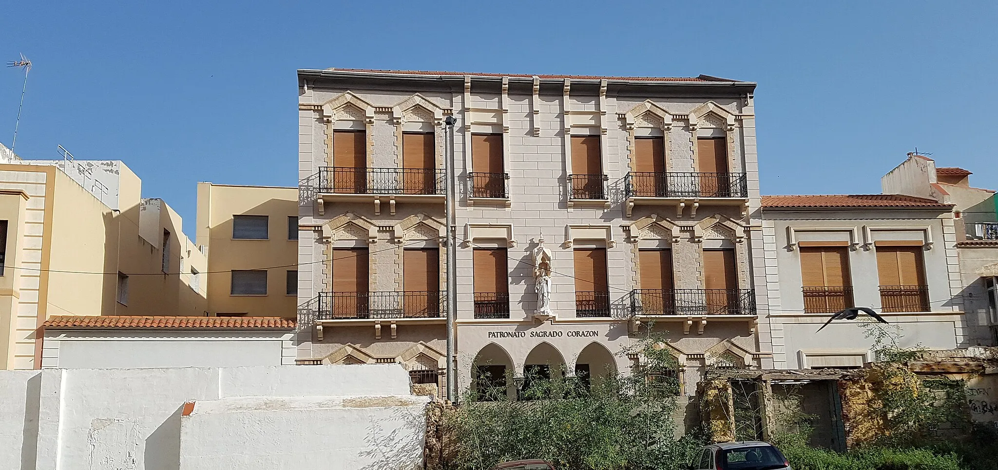 Photo showing: The Patronage of the Sacred Heart of Jesus, educational institution of Catholic character in the Spanish city of Cartagena (Region of Murcia). The building was built by the Art Nouveau architect Víctor Beltrí in 1900, who gave it a Gothic Revival facade.