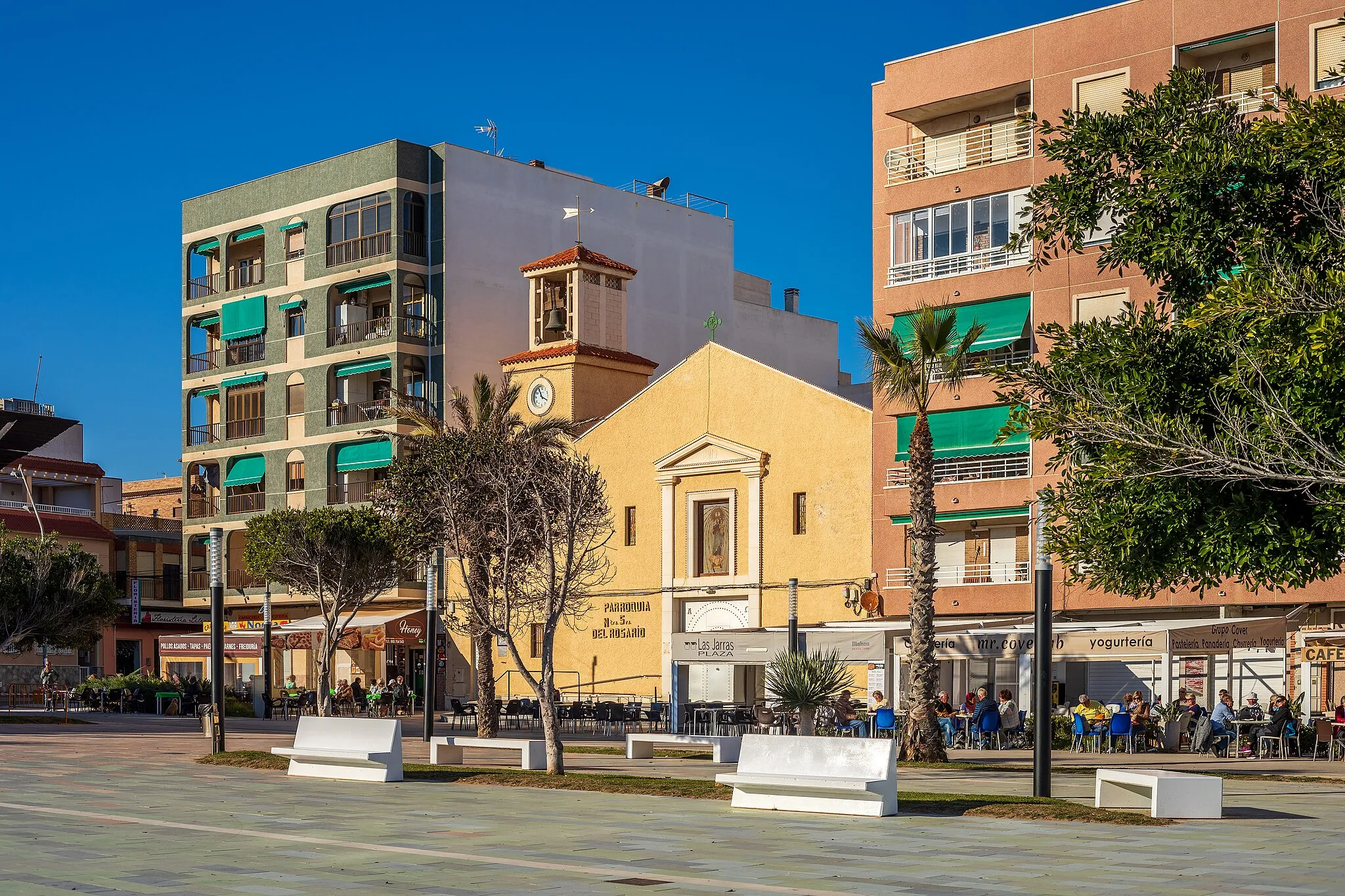 Photo showing: Plaza Encarnación de Puchol in La Mata, Torrevieja, Alicante, Spain in 2022 January. The church in the background is Parroquia Nuestra Señora del Rosario.