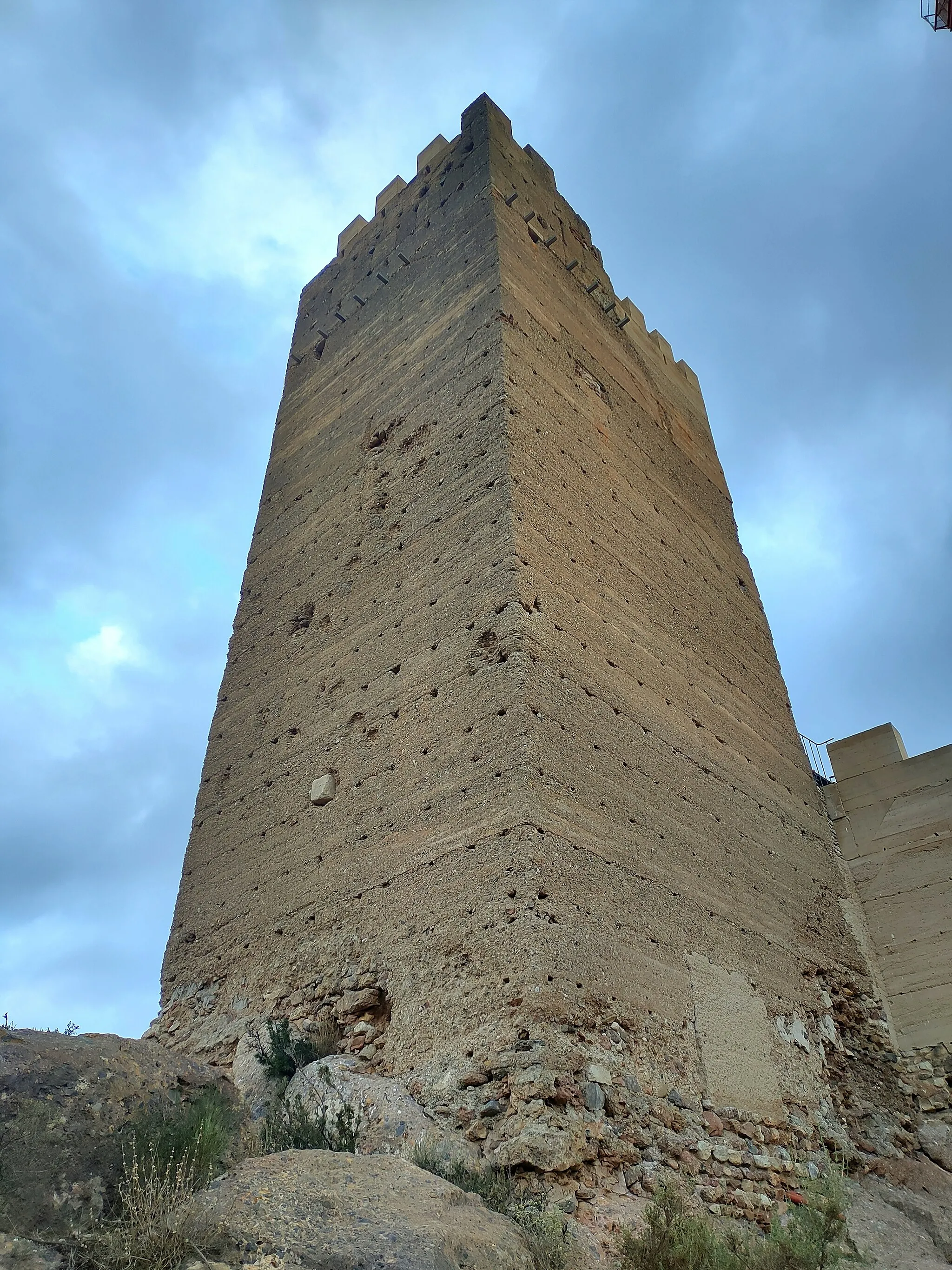 Photo showing: Torre del Homenaje del Castillo de Alhama data del siglo XI aunque la mayor parte de lo conservado es de época medieval cristiana.