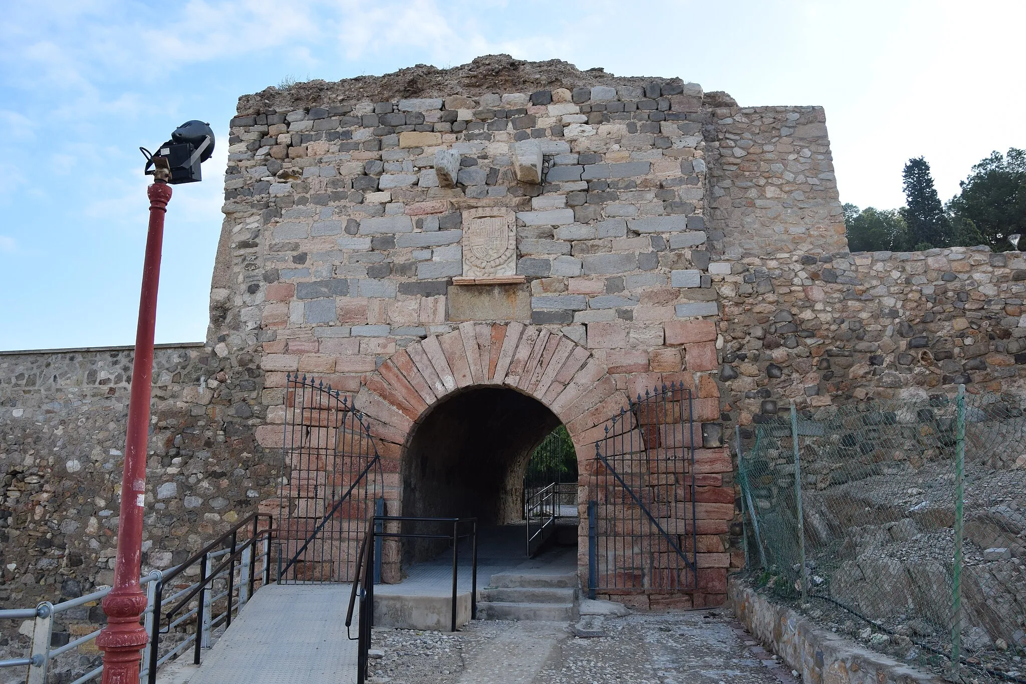 Photo showing: The monumental gate popularly known as Puerta de la Villa, work of the military engineer Giovanni Battista Antonelli in 1570. The gate is inserted in the group known as "Ruins and archaeological remains of the Cerro de la Concepción", and gives access to the castle of the same name.