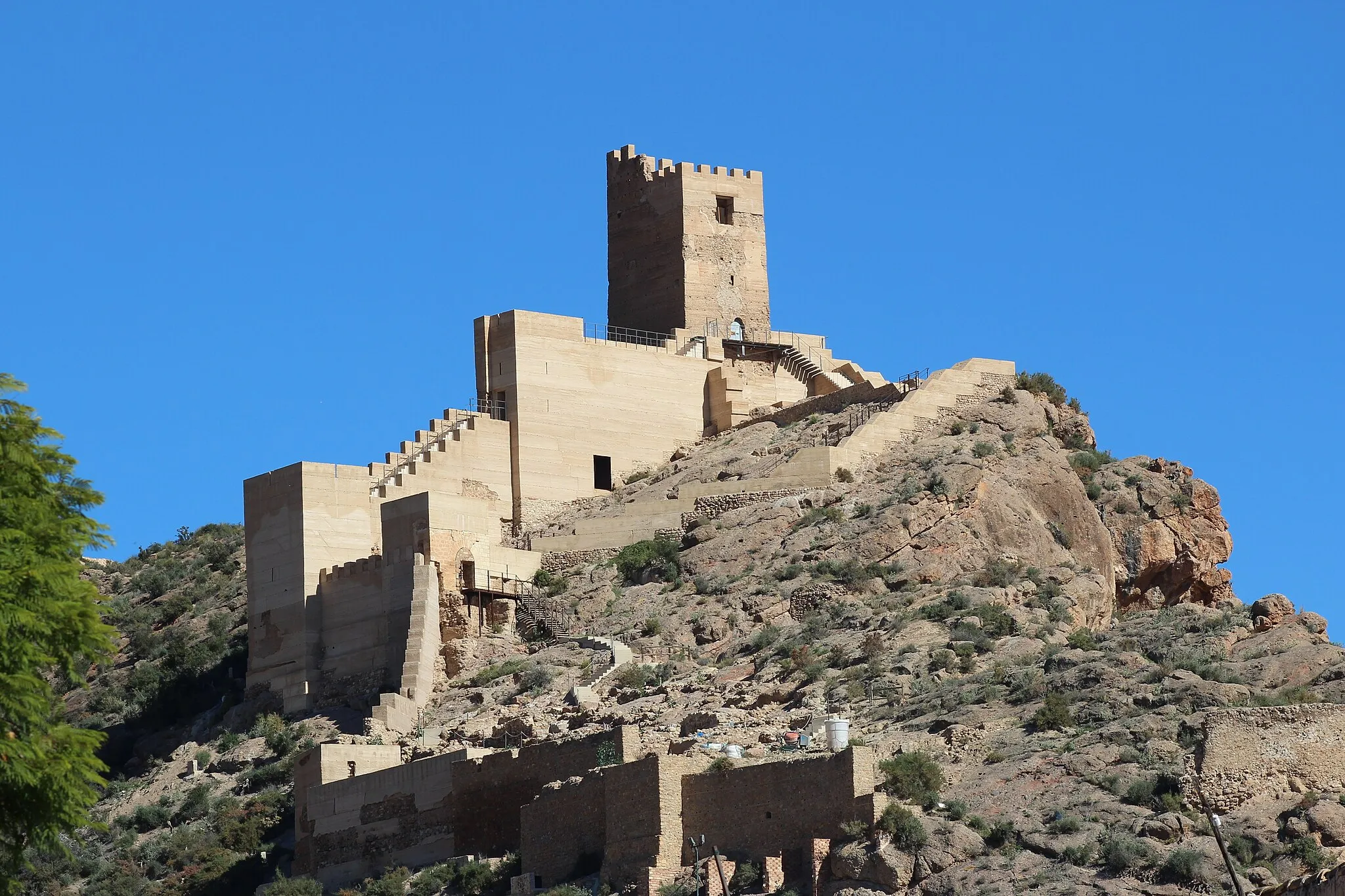 Photo showing: Castillo de Alhama from Plaza America, Alhama de Murcia. Originally built in the 11th and 12th of Moorish origin and passed into Christian hands with the conquest of Granada in 1491. Therafter it was allowed to fall into ruin. It was declared a BIC  (Asset of Cultural Interest) in 1985 and is currently under restoration.