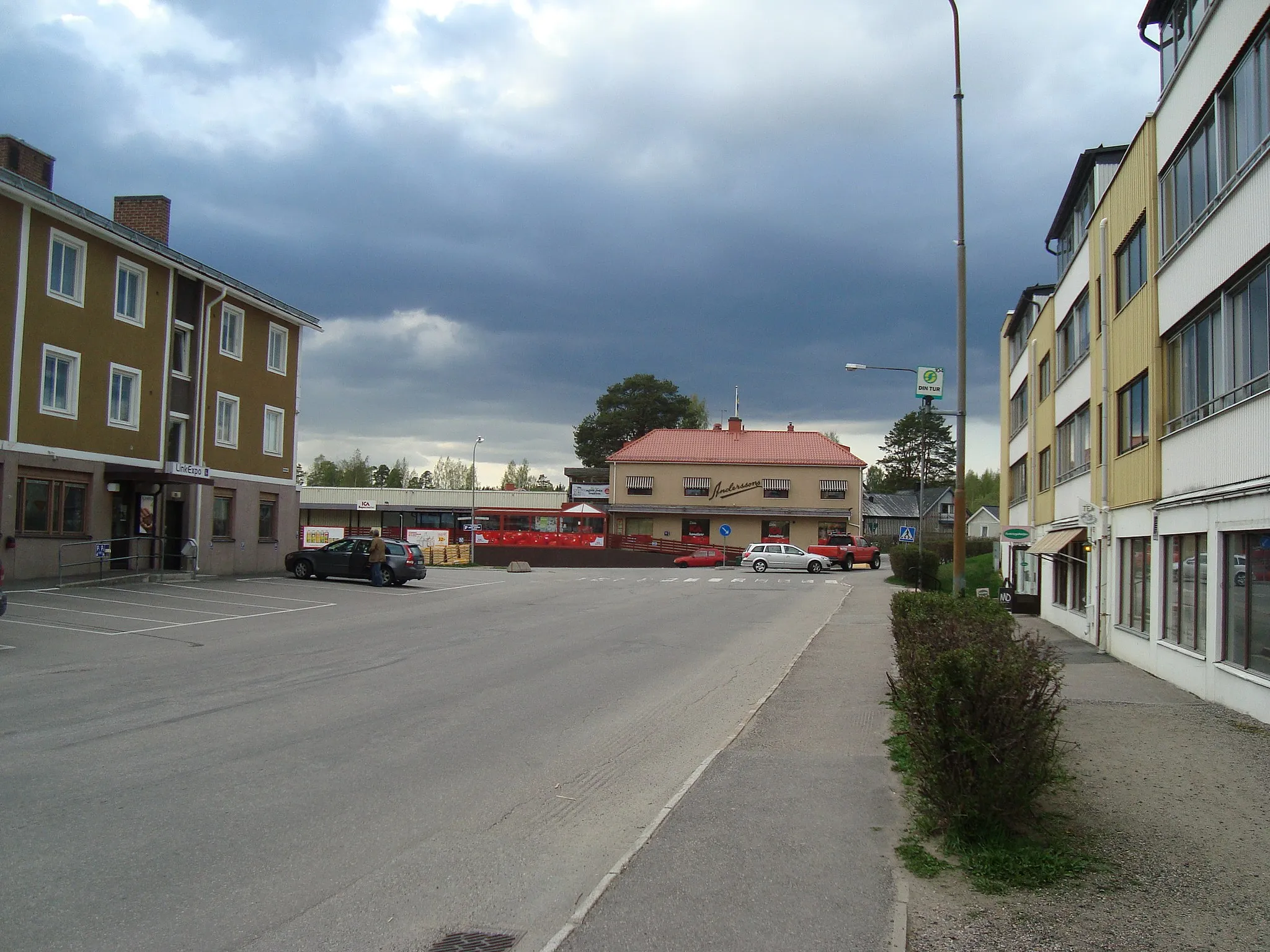 Photo showing: Sörberge, Sweden. A picture of a part of Sörberge town centre. Sörberge is a part of the town of Timrå. In the background you can see the grocery store ICA Anderssons.