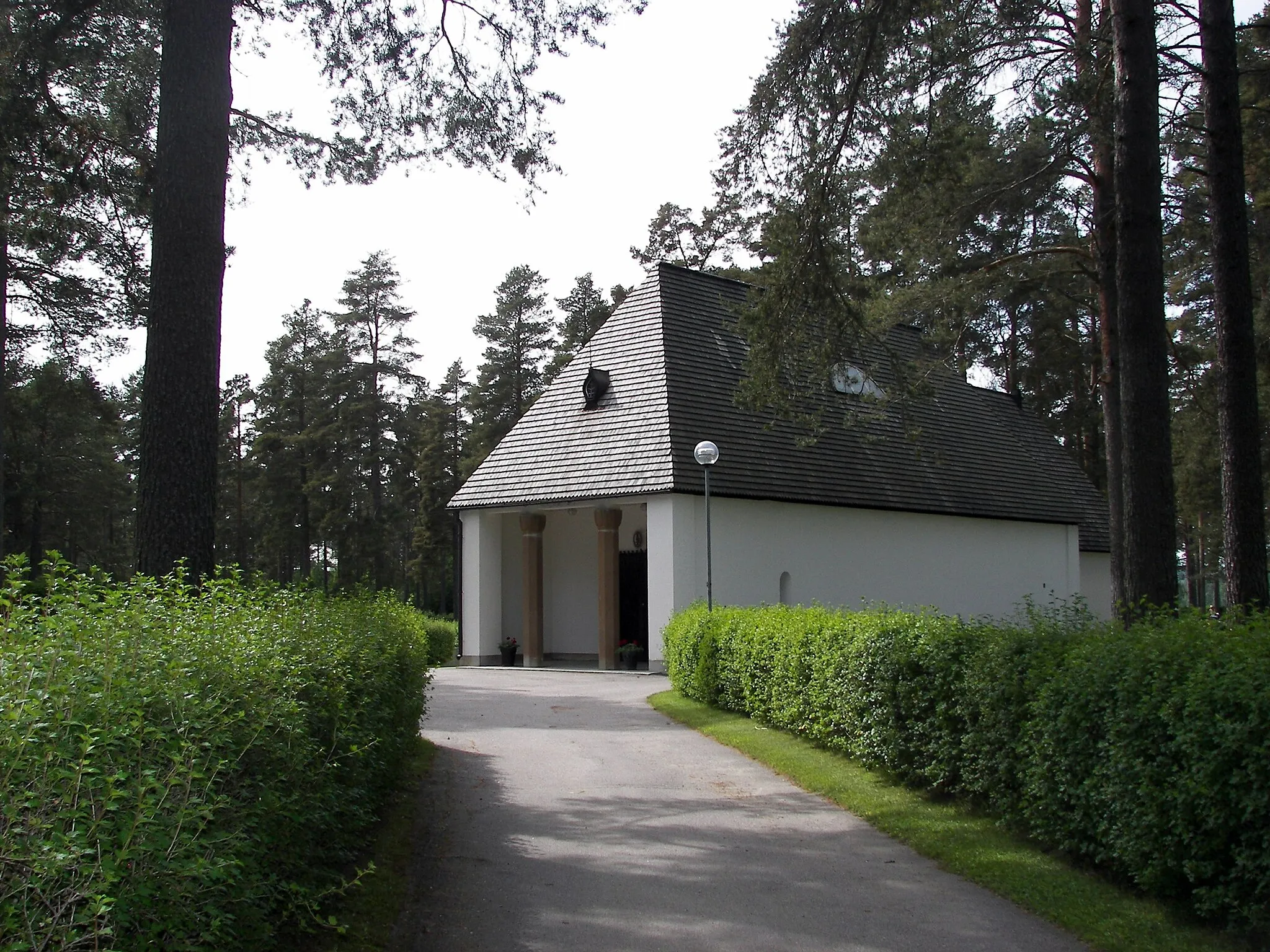 Photo showing: Sörberge gravkapell i Skogskyrkogården sommaren 2012