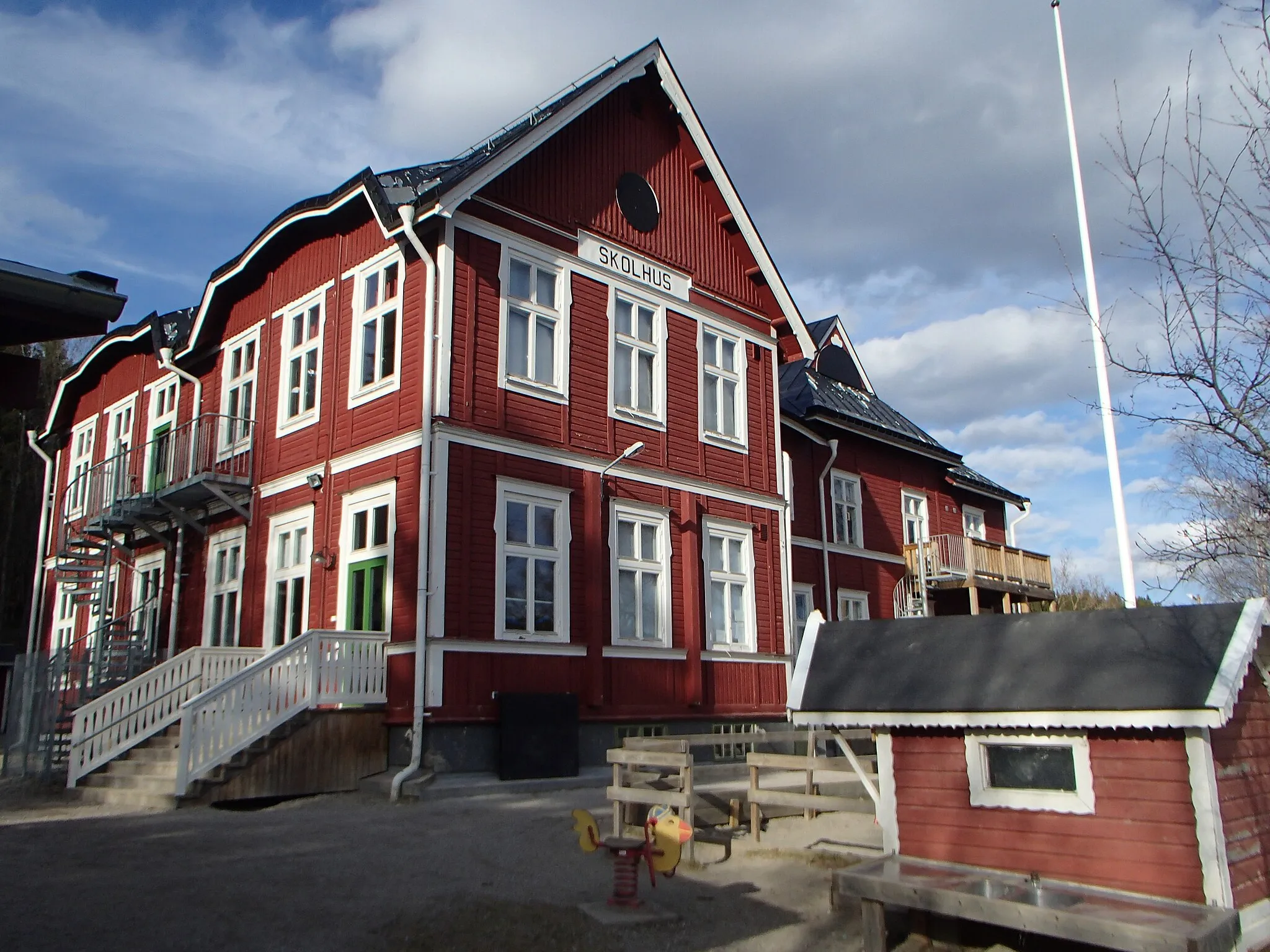 Photo showing: The school building of "Nedansjö skola" in Nedansjö, west of Sundsvall, Sweden, viewed from southwest