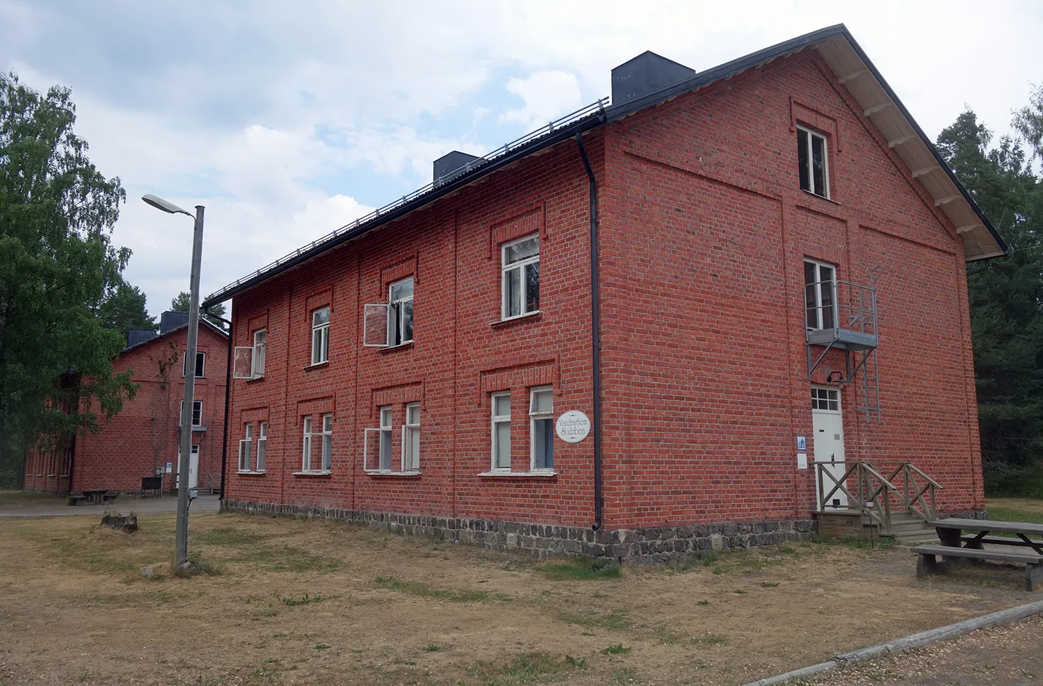 Photo showing: Former workers' accomodation at Sandslån, where timber was formerly sorted after having been transported on the river Ångermanälven.