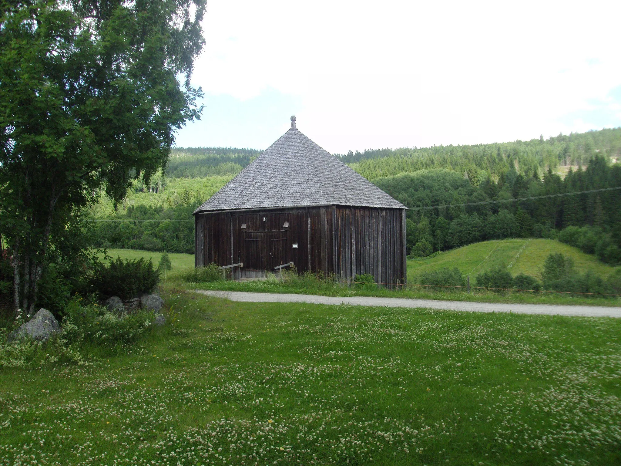 Photo showing: Round barn at Bjärtrå Homestead. The building was originally the village Nyböle and was reportedly built in 1848. It was purchased by the history society in 1958.