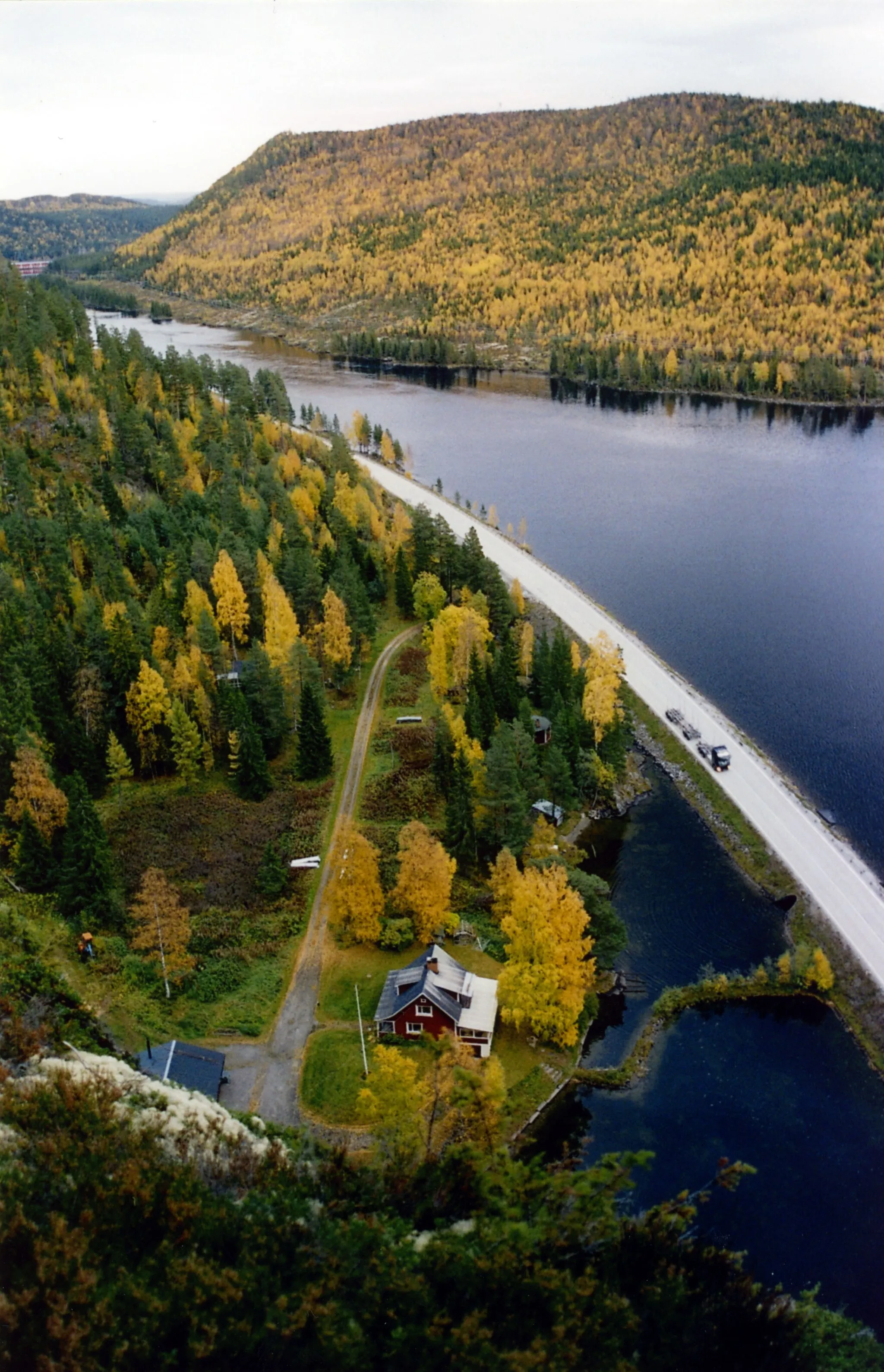 Photo showing: Stadsberget och indalsälven strax ovanför Krångede kraftverk i Jämtland.