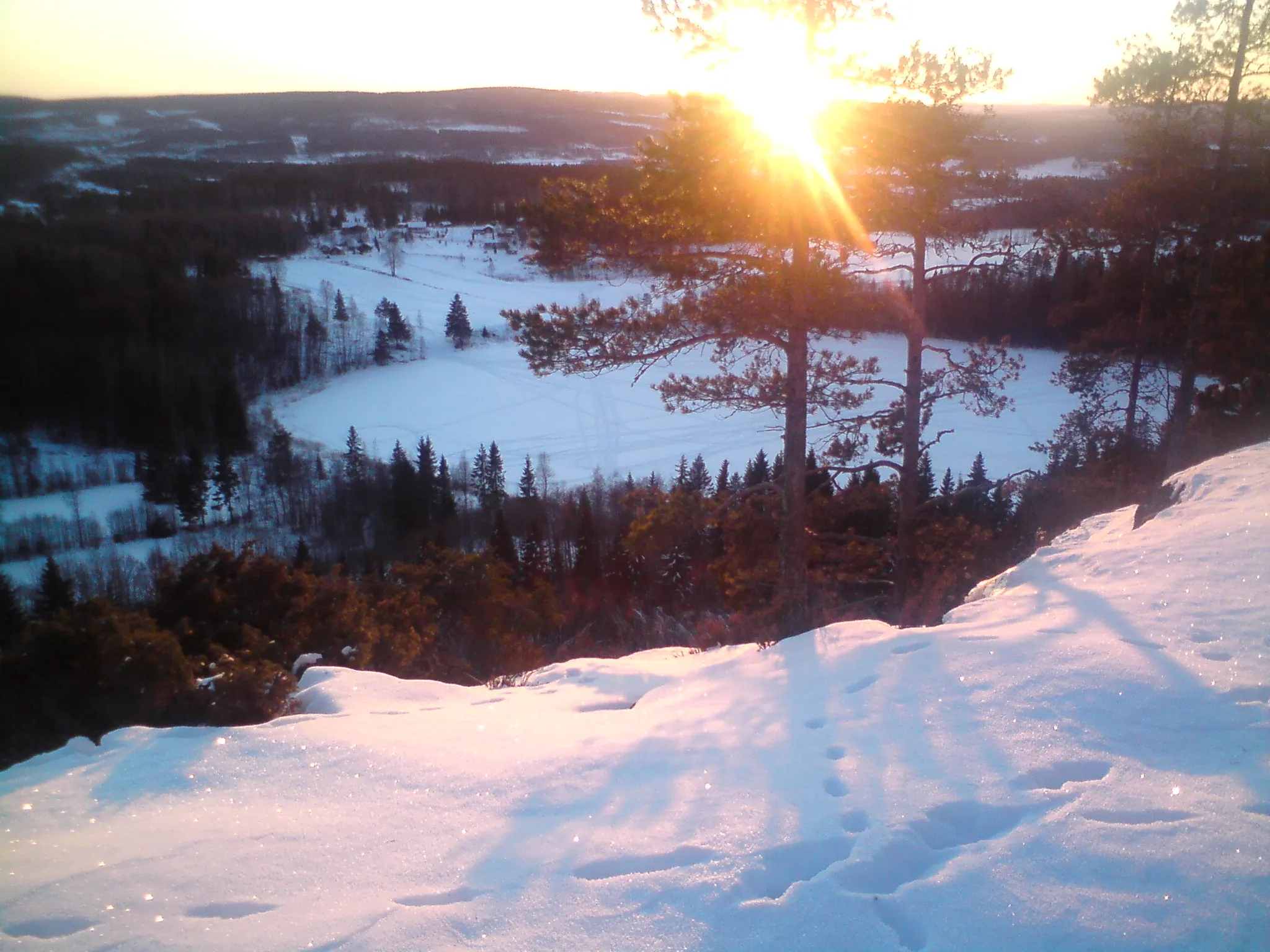 Photo showing: En vinterkväll med sagolik utsikt över Hulitjärnen i Sundsvall.