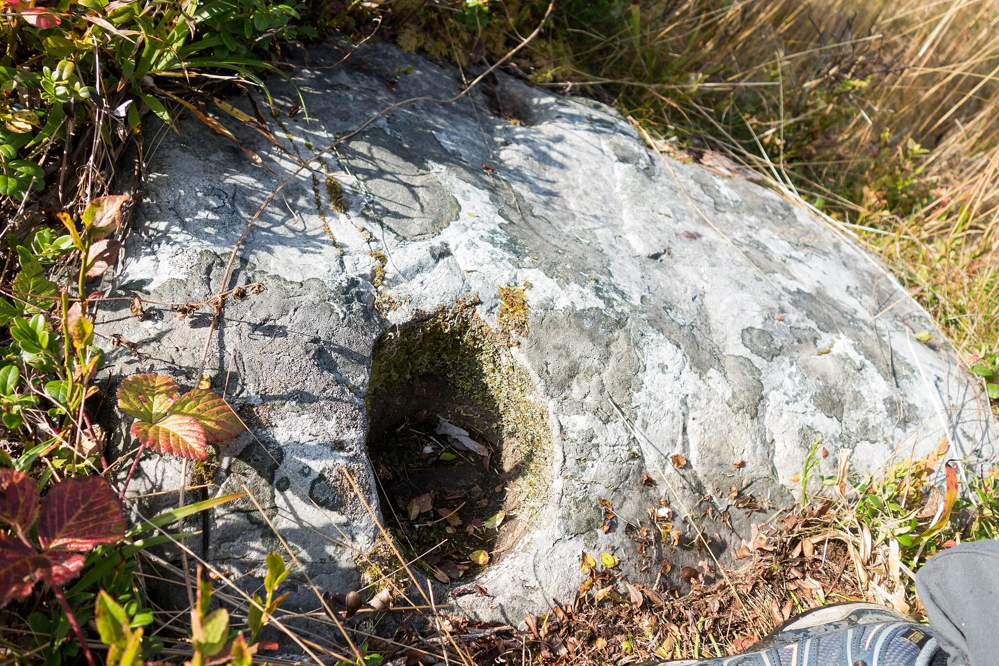 Photo showing: Droppstenen (Mattmar 24:1) Hålet i stenen  sades vara gjort av en vild jägare på en åttafotad häst med knäet, när berget var mjukt