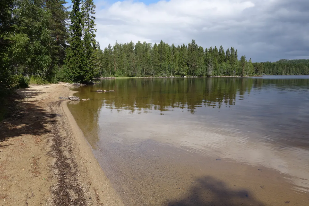 Photo showing: Långviken Bay in Lake Gålsjön, Kramfors Municipality, northern Sweden