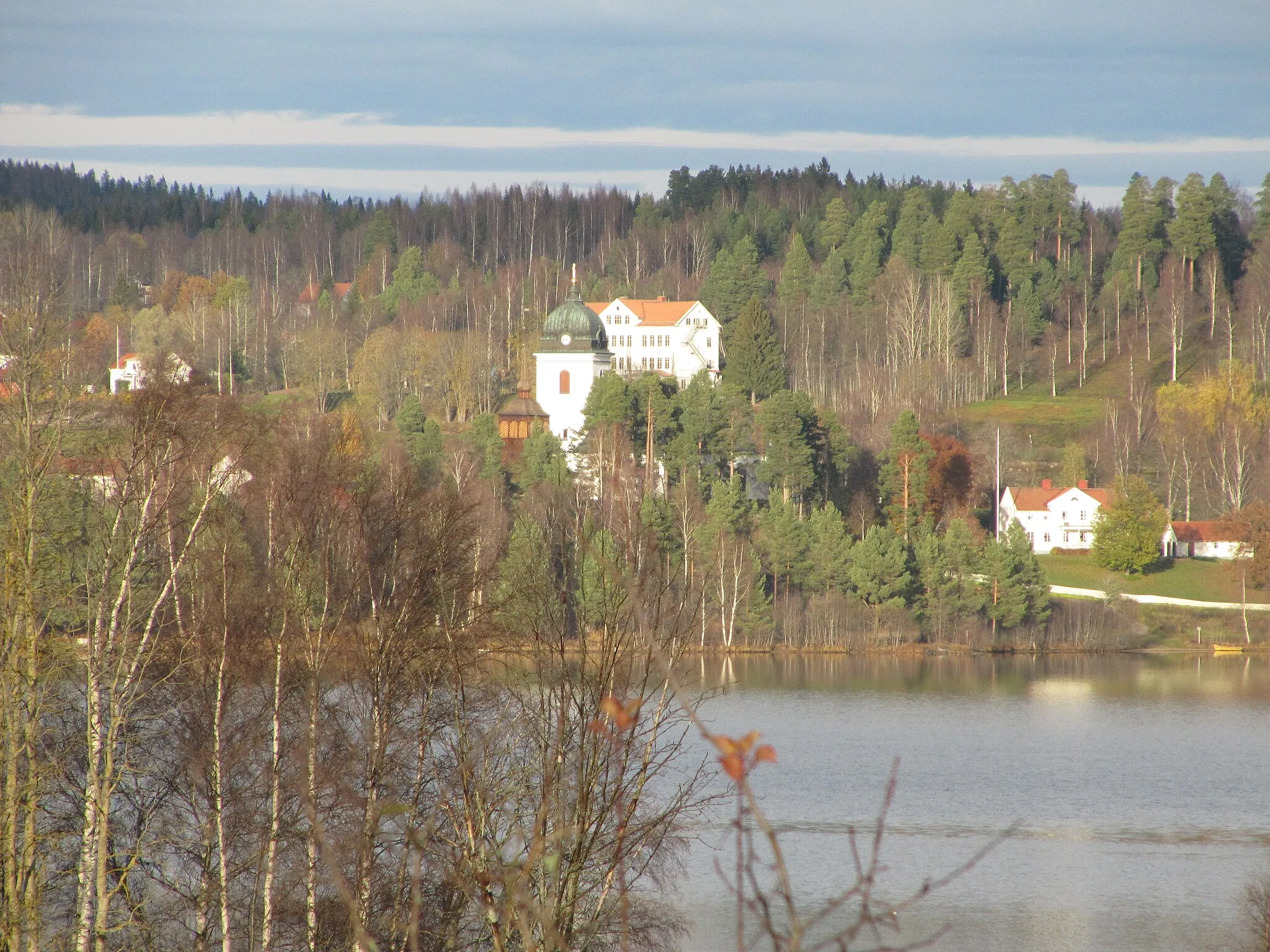 Photo showing: Tuna kyrka på andra sidan sjön Marmen. Bilden är tagen från Attmars kyrka.