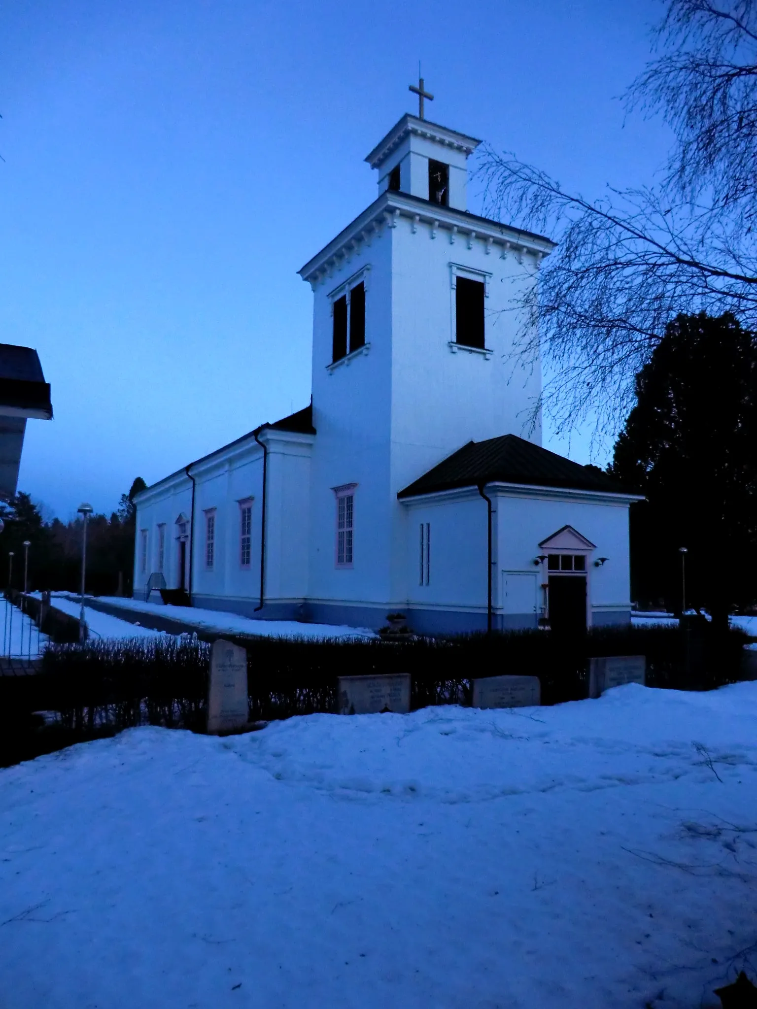 Photo showing: Mo kyrka i skymningen.