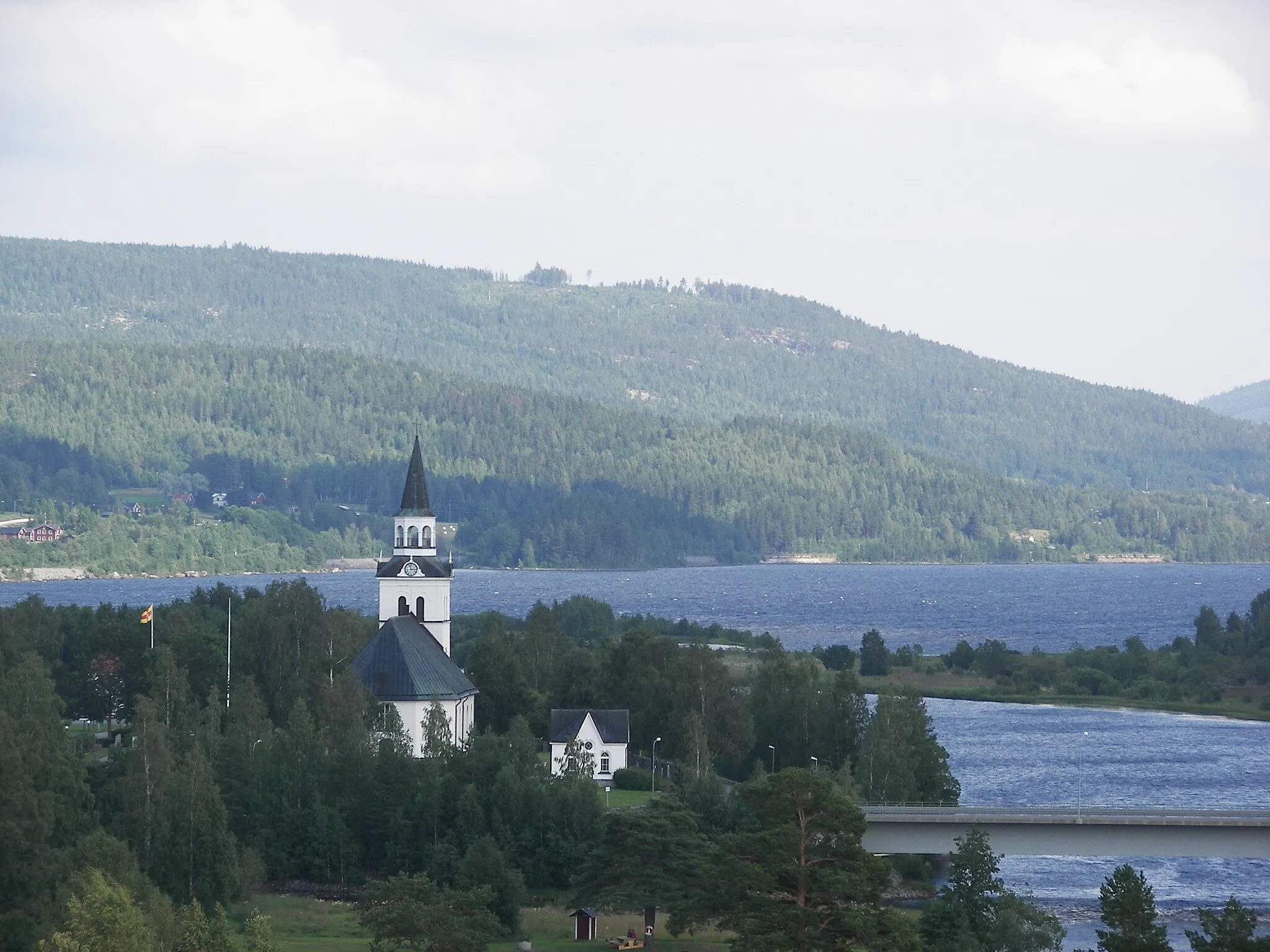 Photo showing: Stöde kyrka sett från Huberget