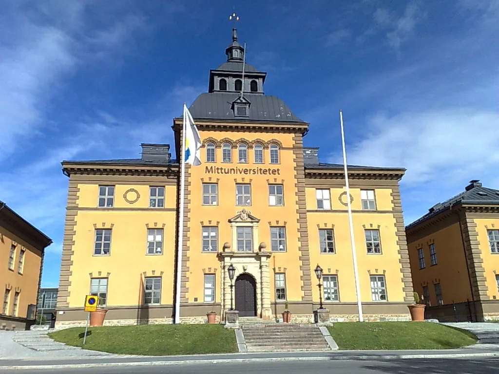 Photo showing: Mid Sweden University in Östersund. The house was formerly the chancellery of Norrland Artillery Regiment.