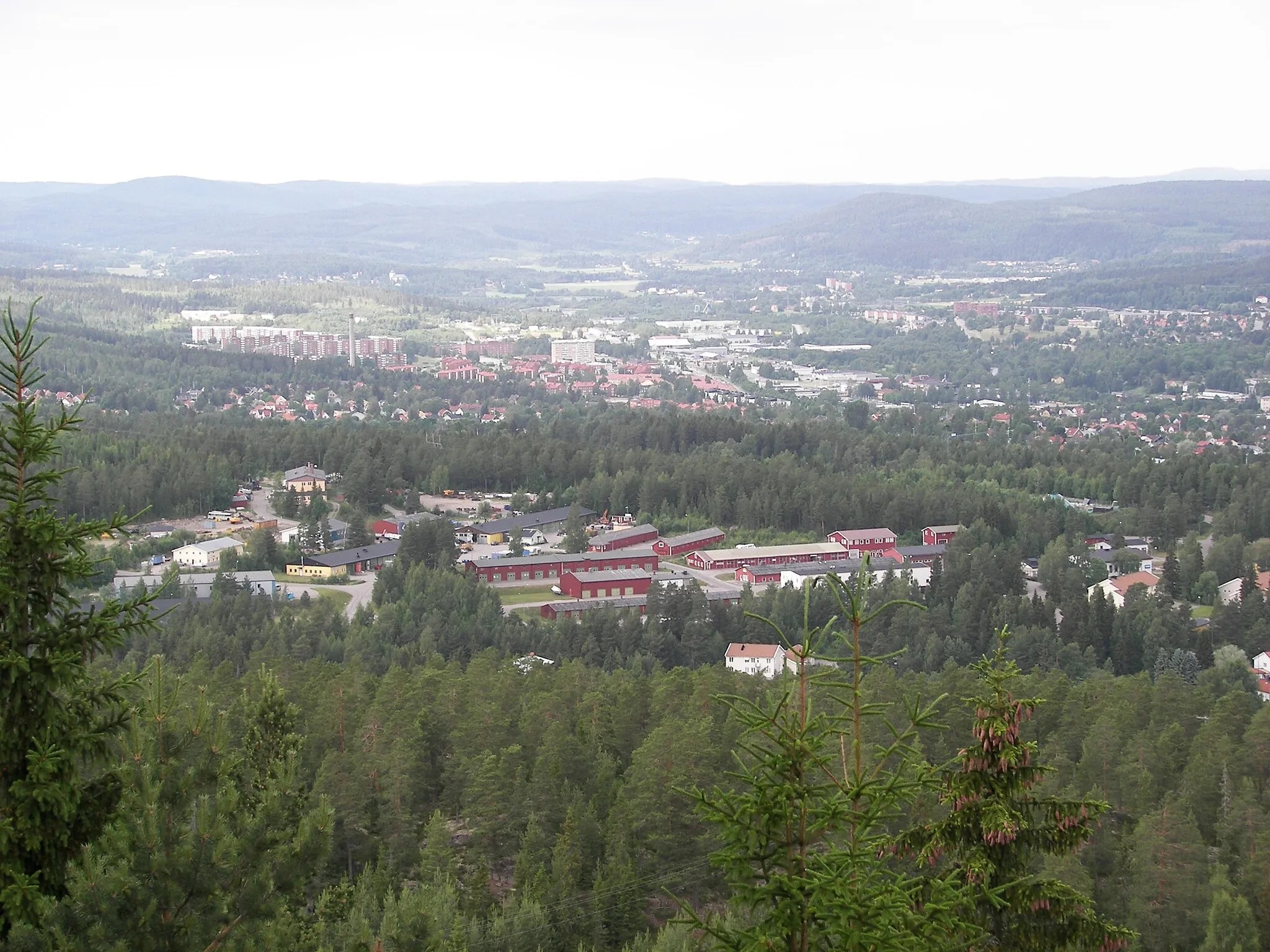 Photo showing: Före detta Sundsvalls luftvärnsregementes område 2007 sett från Södra stadsberget