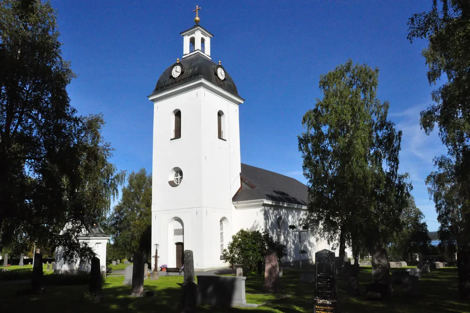 Photo showing: Sommarbild på kyrkan i hårt ljus. Gravplats i förgrunden.