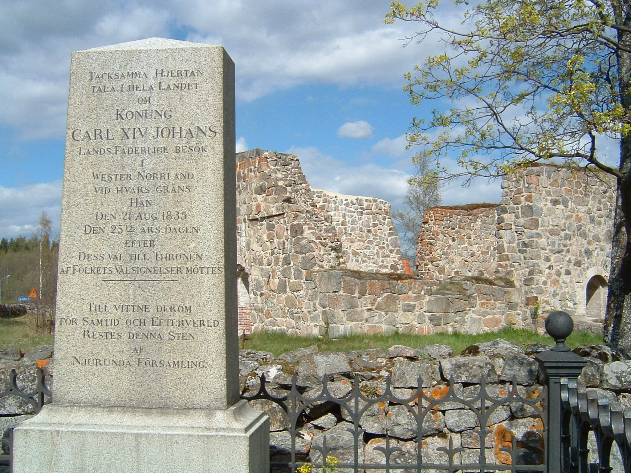 Photo showing: Memorial in front of Njurunda church ruin in Sundsvall Municipality