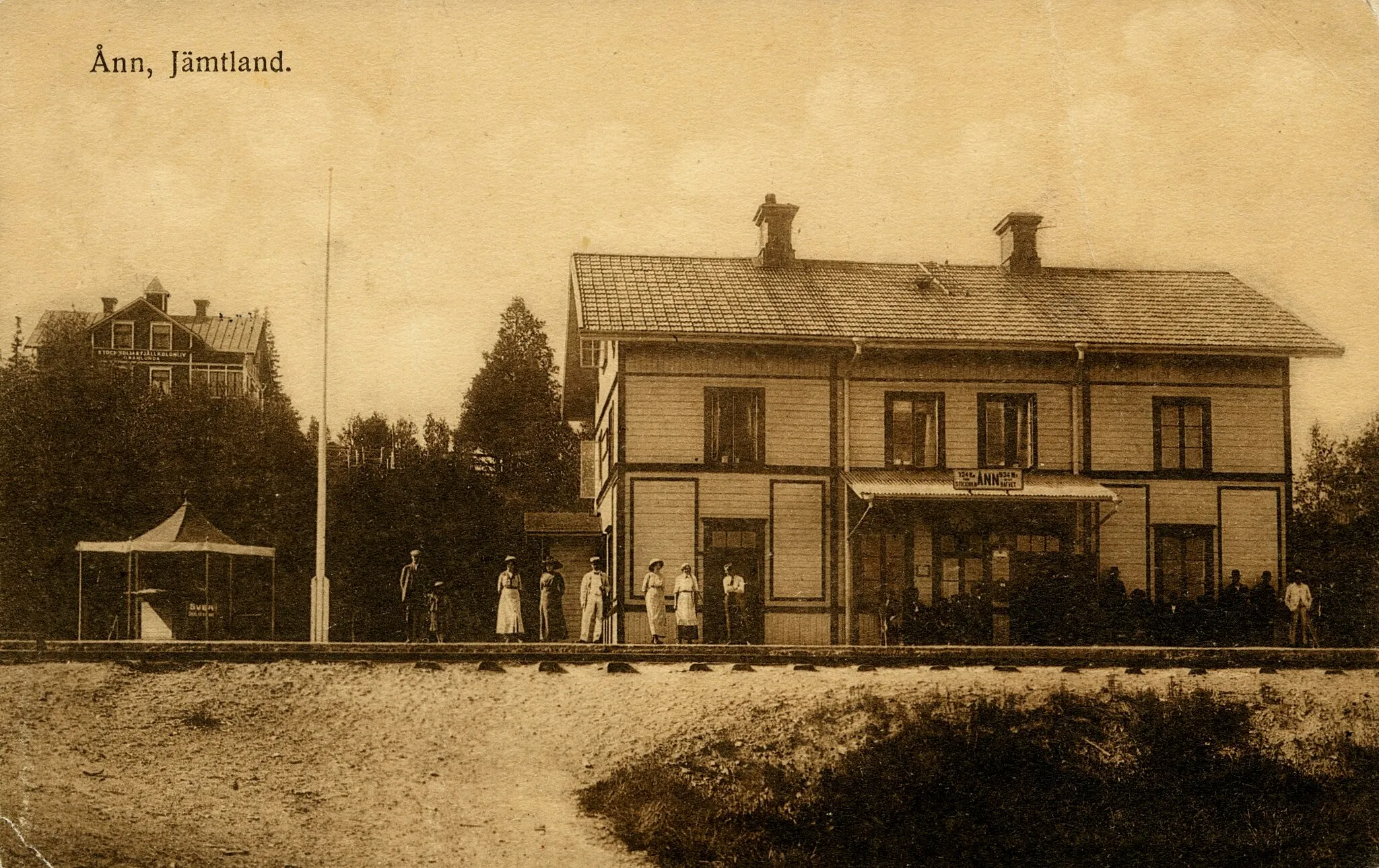 Photo showing: Ånn stationshus med hotell Granlunda i bakgrunden.